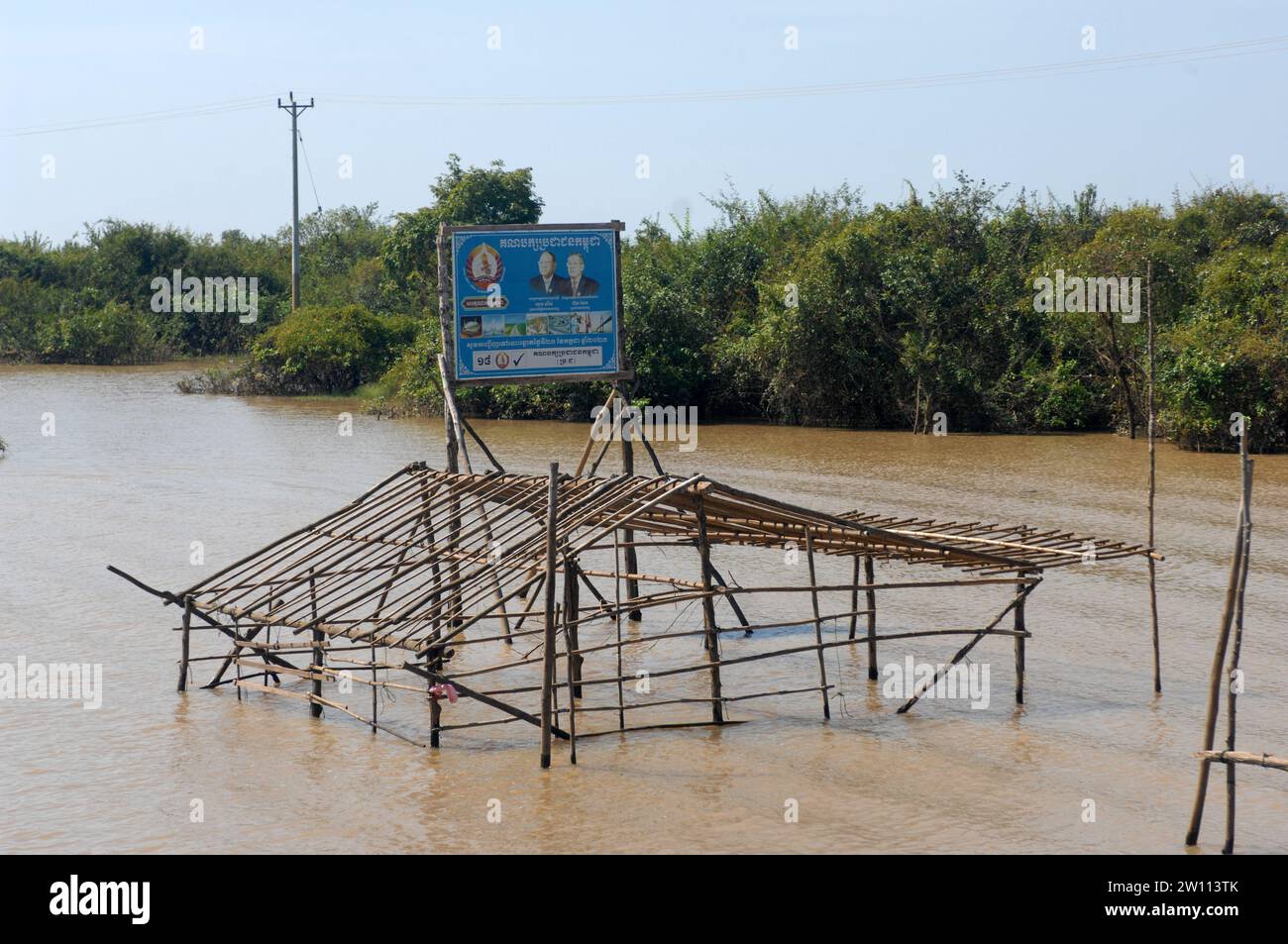 Cartel para políticos locales, pueblo flotante Kampong Phluk en Tonle Sap Lake, Camboya, Asia. Foto de stock