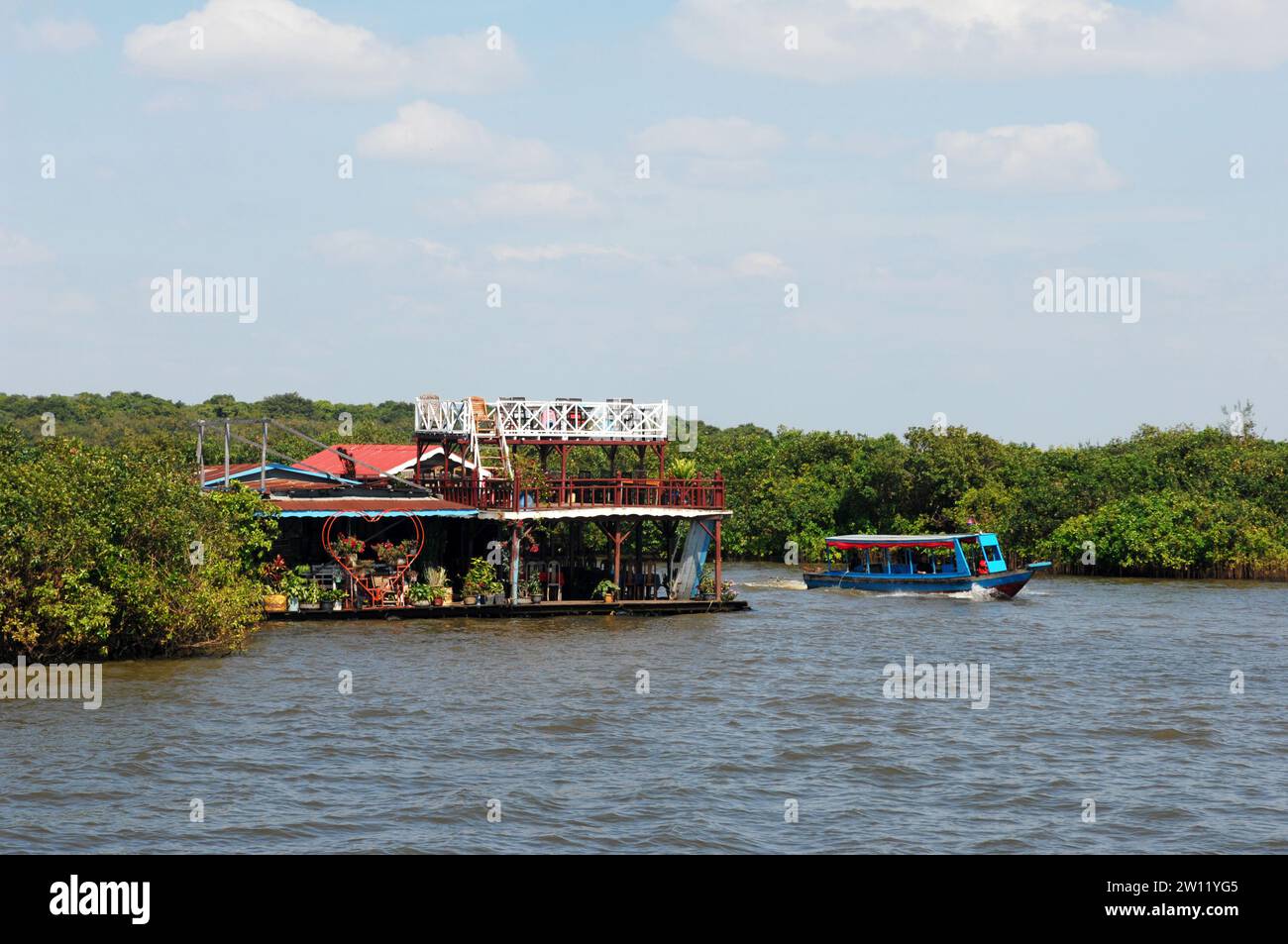 Barcos que se mueven a lo largo de las vías fluviales, pueblo flotante Kampong Phluk en Tonle Sap Lake, Camboya, Asia. Foto de stock