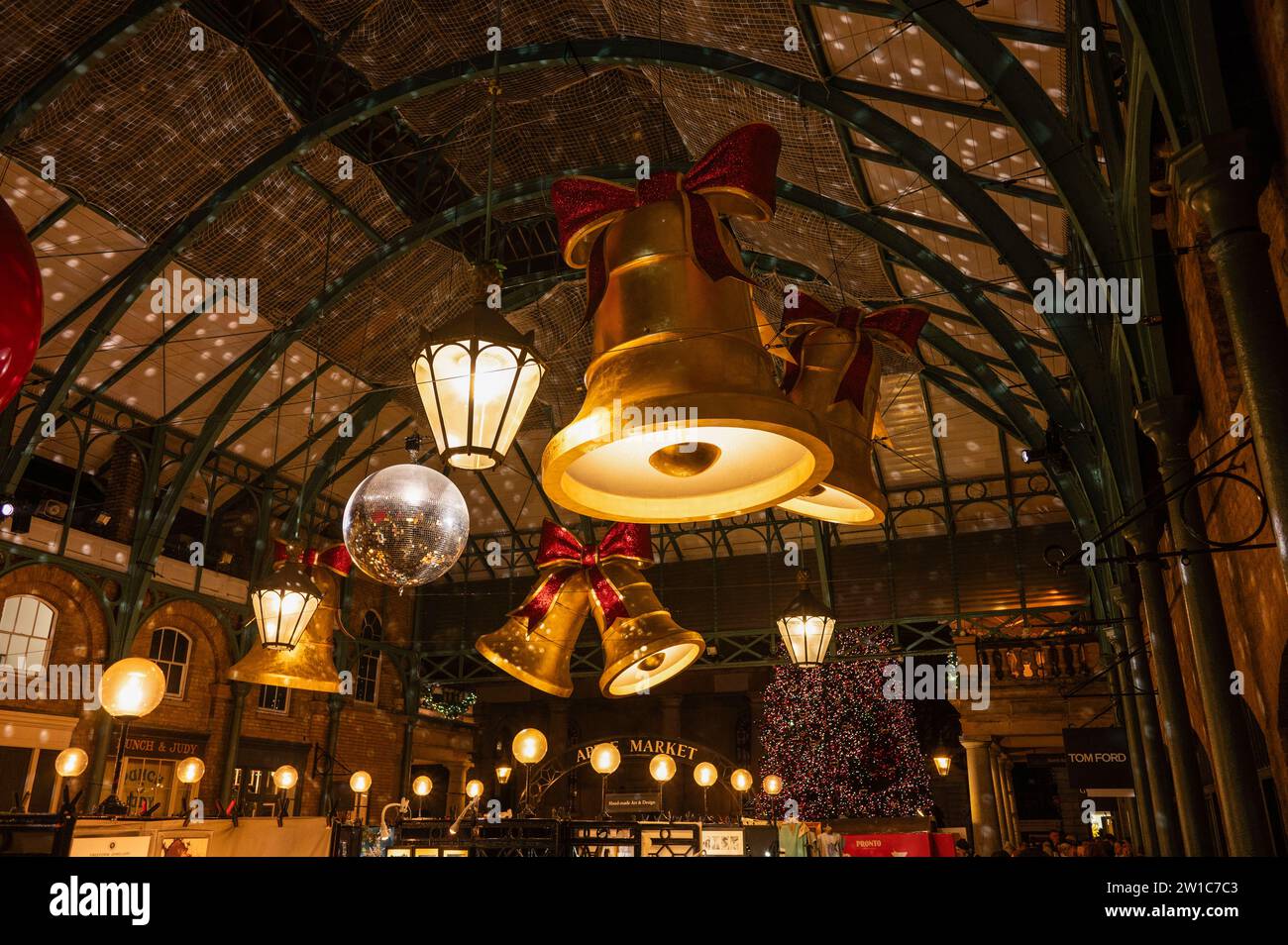 Luces y decoraciones navideñas en el Covent Garden de Londres Foto de stock