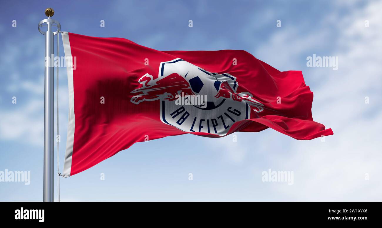 Leipzig, DE, 2 de noviembre de 2023: Bandera de RB Leipzig ondeando en un día claro. Club deportivo profesional alemán con sede en Leipzig. Editorial ilustrativo 3d illustrat Foto de stock