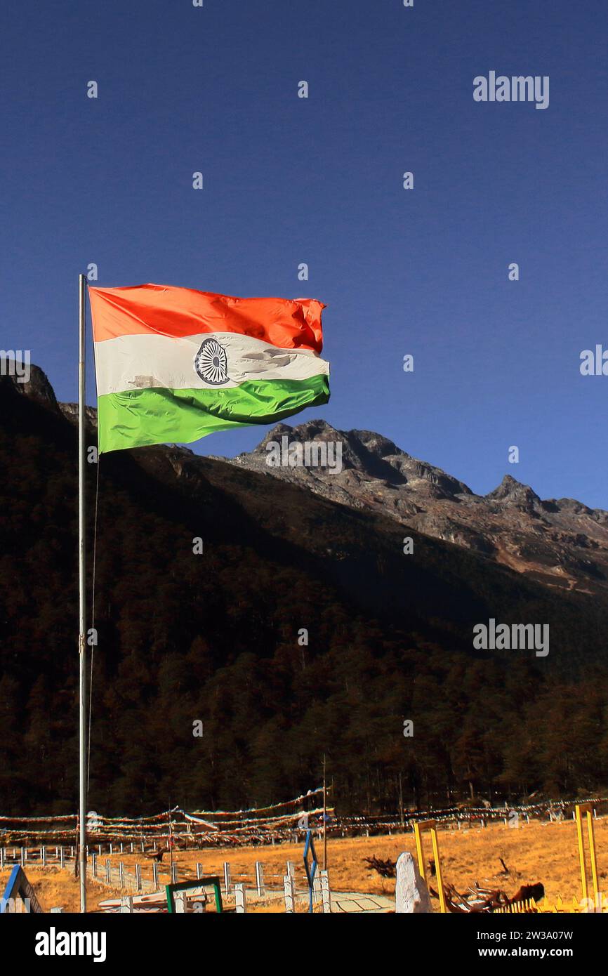 la bandera india está volando sobre el cielo cerca de la frontera con india china (línea mcmahon) en el área de tawang de arunachal pradesh, al noreste de la india Foto de stock