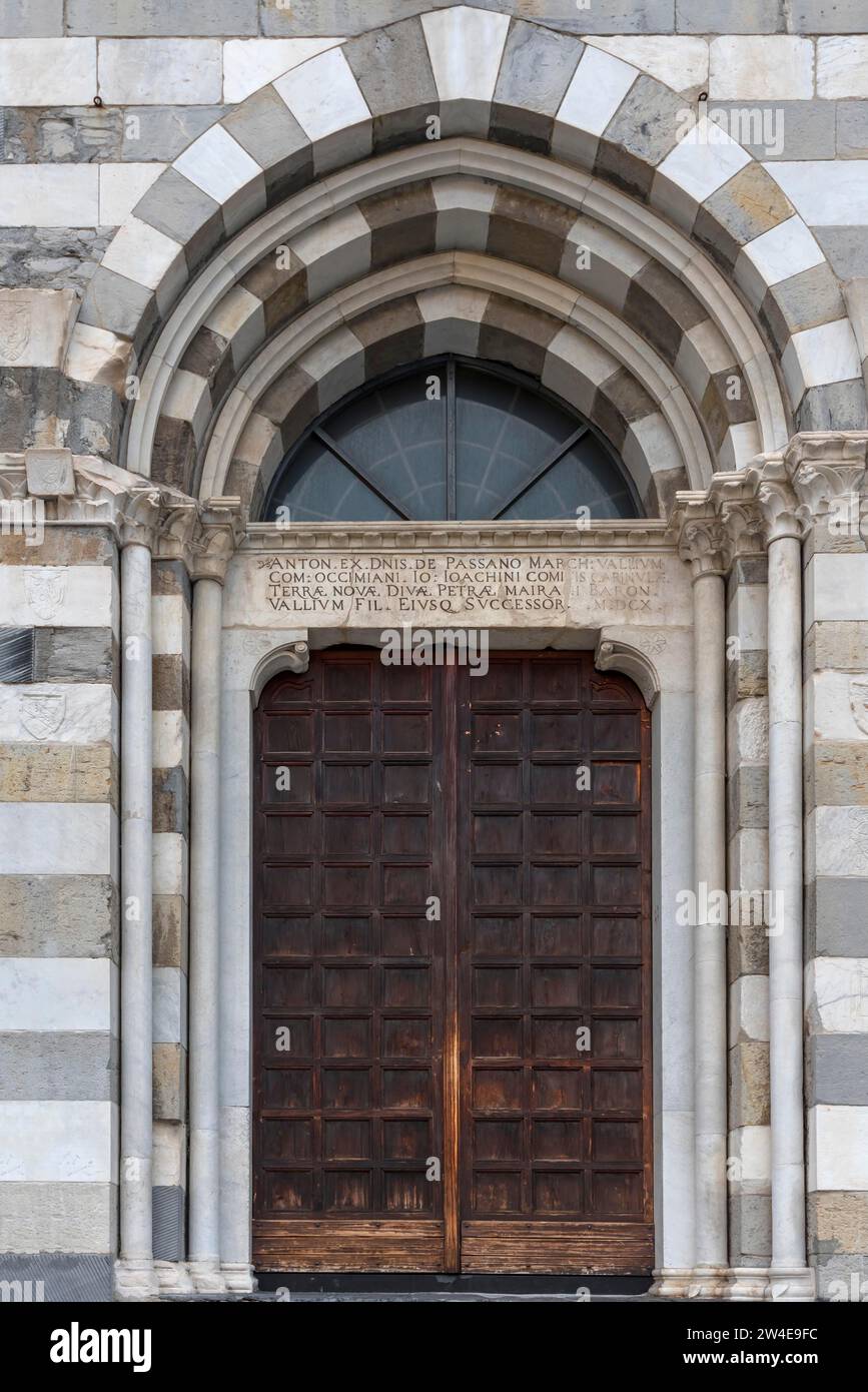 Portal de entrada de San Stefano, construido alrededor de 1217, muy modificado en el siglo XIX, Via XX Settembre, Génova, Italia Foto de stock