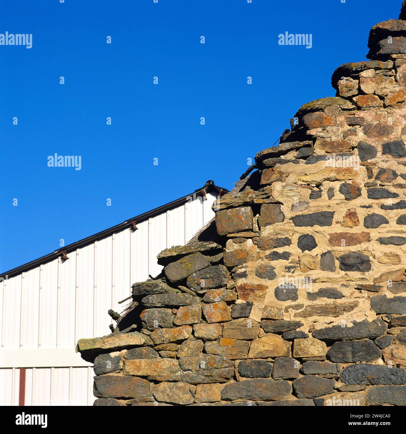 Contraste entre dos estilos de graneros (moderno y antiguo), el departamento de Puy de Dome, Auvernia-Ródano-Alpes, Francia Foto de stock