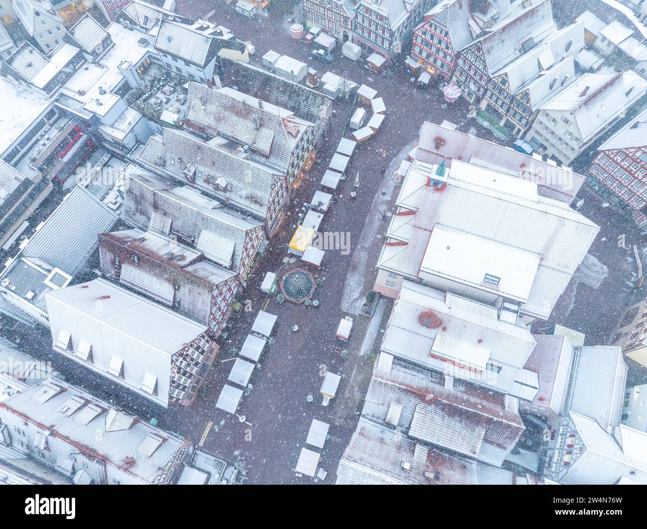 Vista de pájaro de una ciudad en invierno, los techos y las calles están cubiertos de nieve, Selva Negra, Calw, Alemania Foto de stock