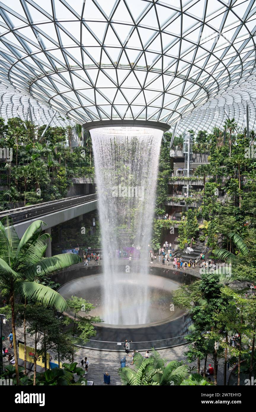 31.07.2023, Singapur, Singapur, - Jardín interior Shiseido Forest Valley con la cascada interior Rain Vortex en el centro de la moderna Jewel Termi Foto de stock