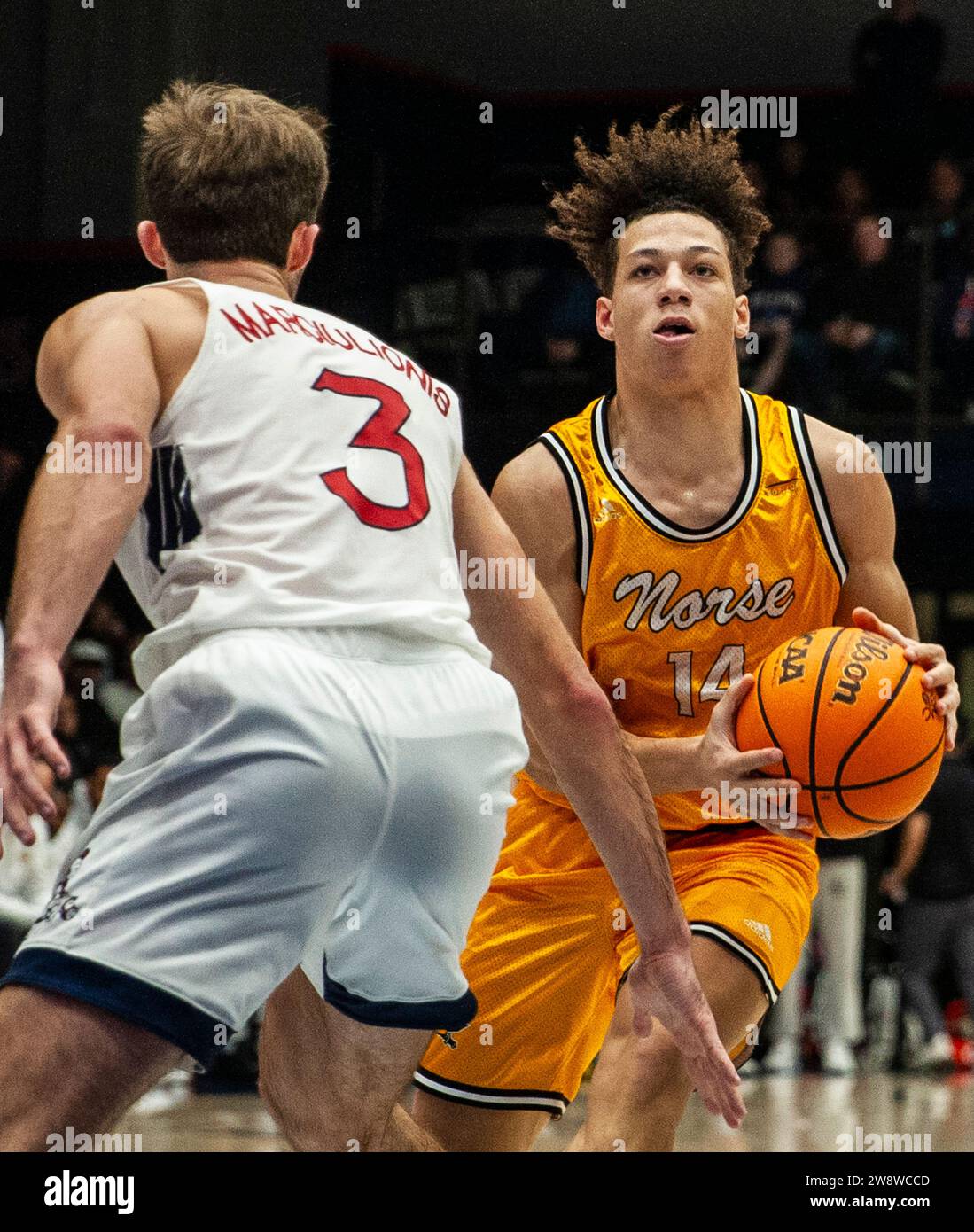 21 de diciembre de 2023 Moraga, CA U.S.A. El guardia del norte de Kentucky Jeramiah Israel (14) conduce al aro durante el juego de baloncesto masculino de la NCAA entre el norte de Kentucky Norse y los Saint Mary's Gaels. Saint Mary's venció al norte de Kentucky 92-56 en el University Credit Union Pavilion Moraga Calif Thurman James/CSM (Imagen de crédito: © Thurman James/Cal Sport Media) Foto de stock