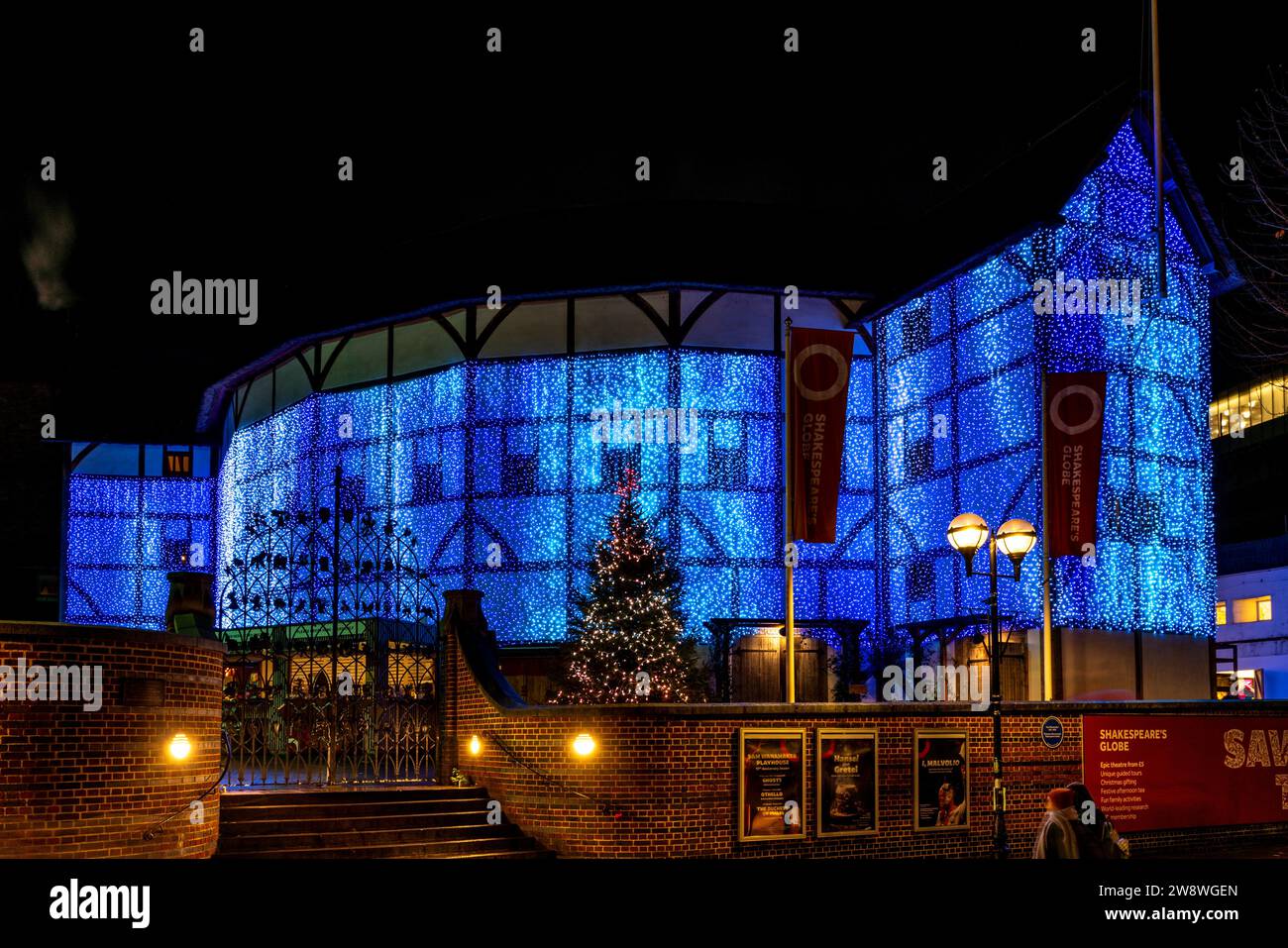 El Teatro Globo de Shakespeare iluminado en la noche, Londres, Reino Unido Foto de stock