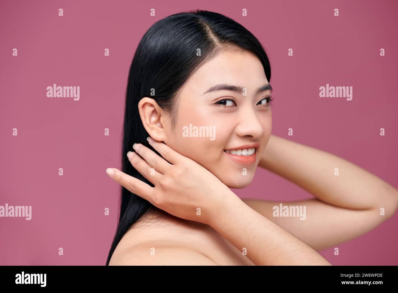 Concepto de belleza de la mujer asiática joven. Cuidado del cabello. Cosméticos. Foto de stock