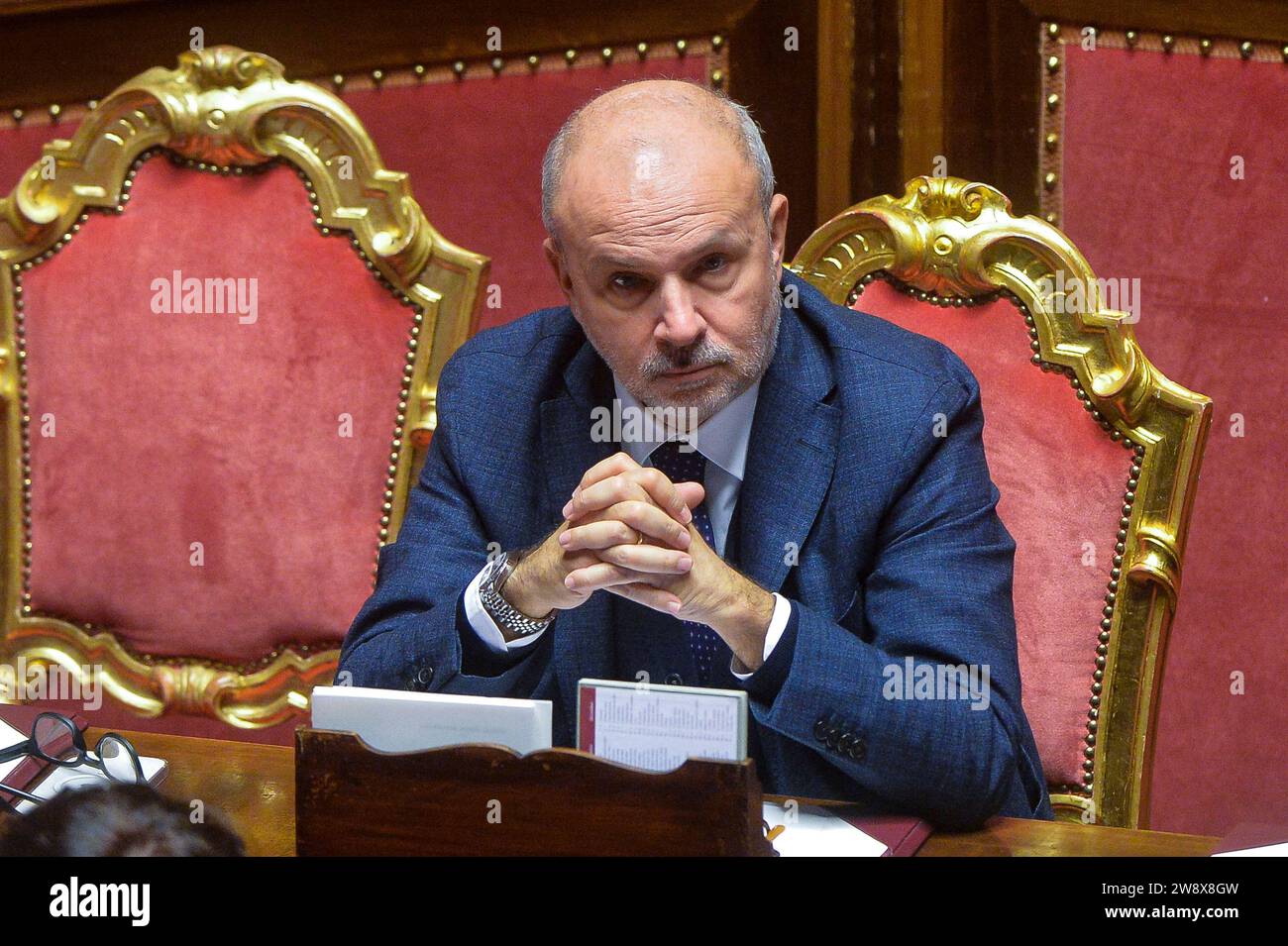 Italia, Roma, 22 de diciembre de 2023: Orazio Schillaci, ministro de Salud, participa en Senato sobre la declaración de voto y voto de confianza en la Ley de Presupuesto Económico de 2024 Foto © Stefano Carofei/Sintesi/Alamy Live News Foto de stock