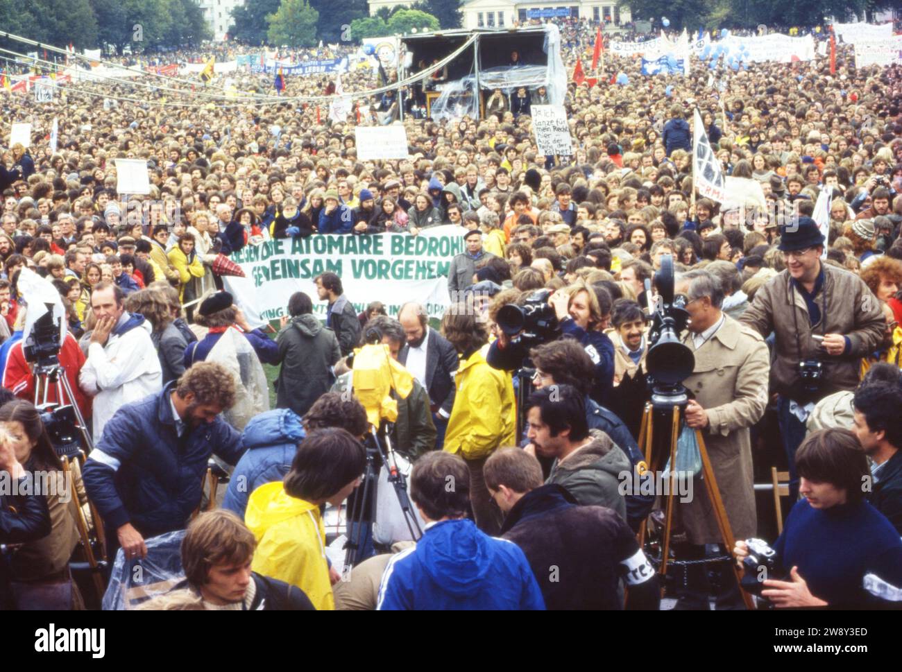 DEU, Alemania: Las diapositivas históricas de los años 84-85 r, Bonn. Jardín de la corte. Movimiento por la paz en 20.10.1984 Foto de stock