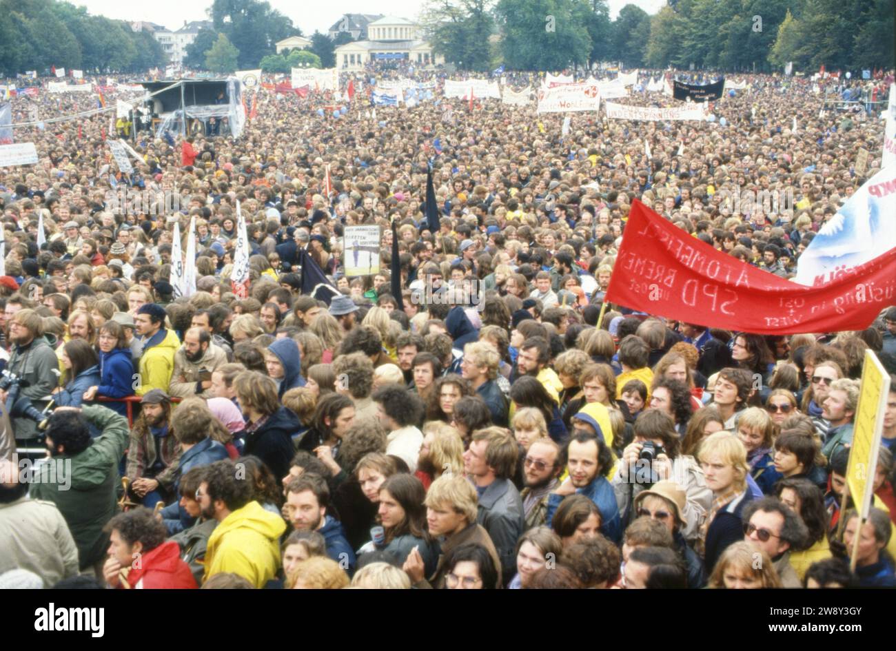 DEU, Alemania: Las diapositivas históricas de los años 84-85 r, Bonn. Jardín de la corte. Movimiento por la paz en 20.10.1984 Foto de stock