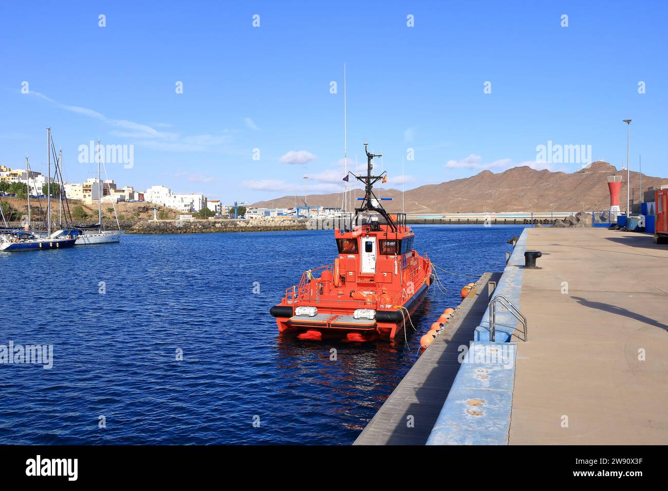 24 de noviembre de 2023 - Gran Tarajal, Fuerteventura, Islas Canarias, España en Europa: Un buque de búsqueda y rescate amarrado en Puerto Foto de stock