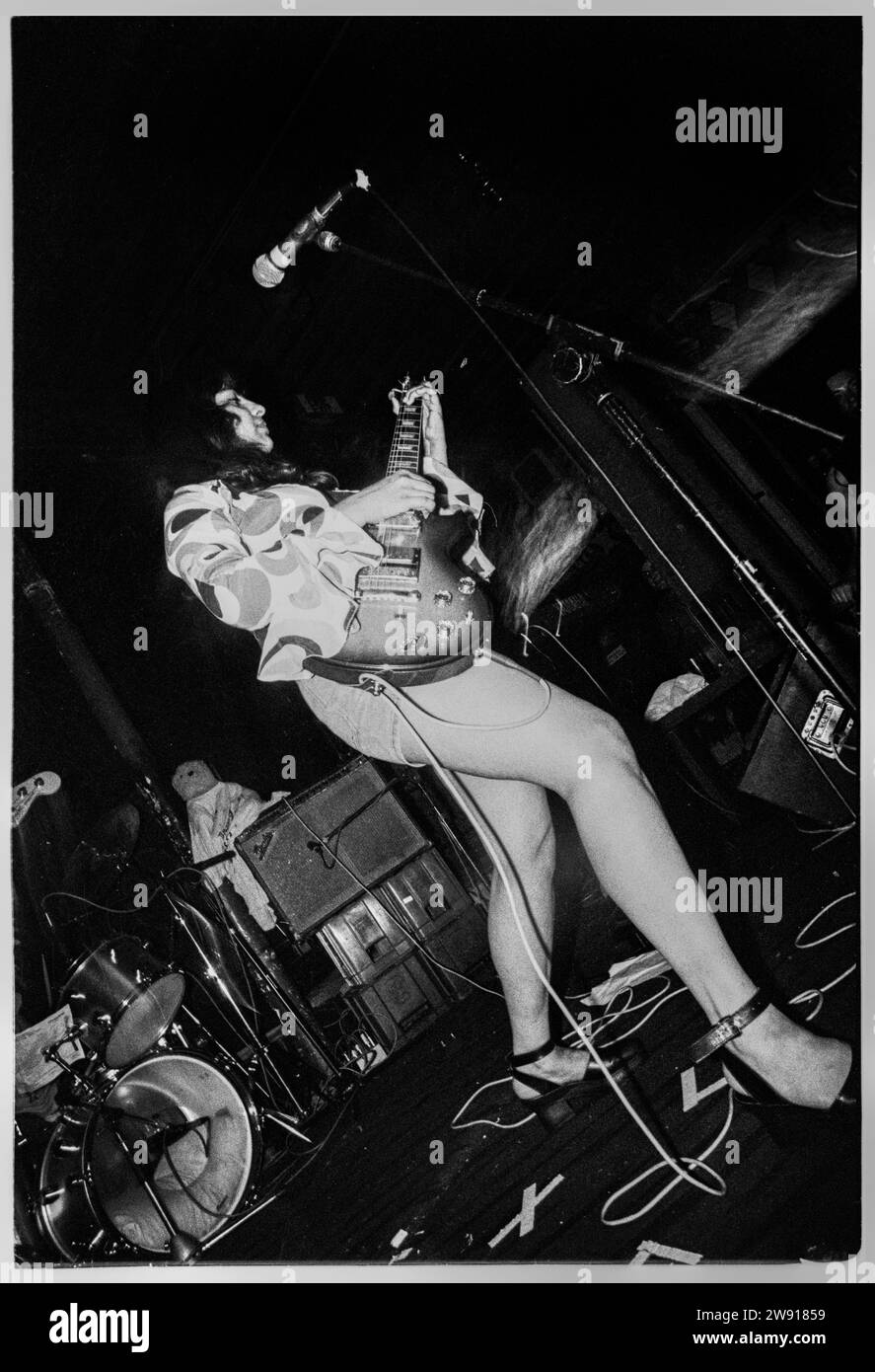 VOODOO QUEENS, BRISTOL FLEECE, 1993: El cantante y guitarrista Anjali Bhatia de The Voodoo Queens tocan Bristol Fleece y Firkin en Bristol, Inglaterra, Reino Unido el 28 de julio de 1993. Foto: Rob Watkins. INFORMACIÓN DE LA BANDA: The Voodoo Queens, una banda británica de indie punk formada a principios de los 90, fue dirigida por Anjali Bhatia. Su música enérgica y feminista, incluyendo el riotous single 'Supermodel-superficial', trajo una mezcla única de punk y pop, convirtiéndolos en una presencia notable en la escena de música alternativa de Riot Grrrl. Foto de stock