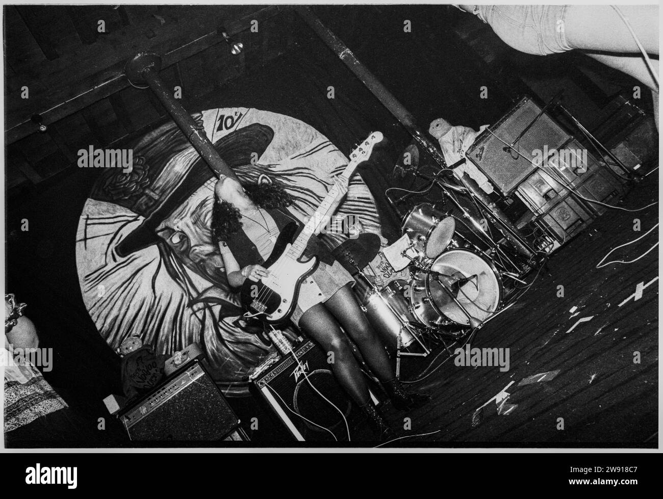 VOODOO QUEENS, BRISTOL FLEECE, 1993: El bajista de Anjula Bhaskar con The Voodoo Queens tocan Bristol Fleece y Firkin en Bristol, Inglaterra, Reino Unido el 28 de julio de 1993. Foto: Rob Watkins. INFORMACIÓN DE LA BANDA: The Voodoo Queens, una banda británica de indie punk formada a principios de los 90, fue dirigida por Anjali Bhatia. Su música enérgica y feminista, incluyendo el riotous single 'Supermodel-superficial', trajo una mezcla única de punk y pop, convirtiéndolos en una presencia notable en la escena de música alternativa de Riot Grrrl. Foto de stock