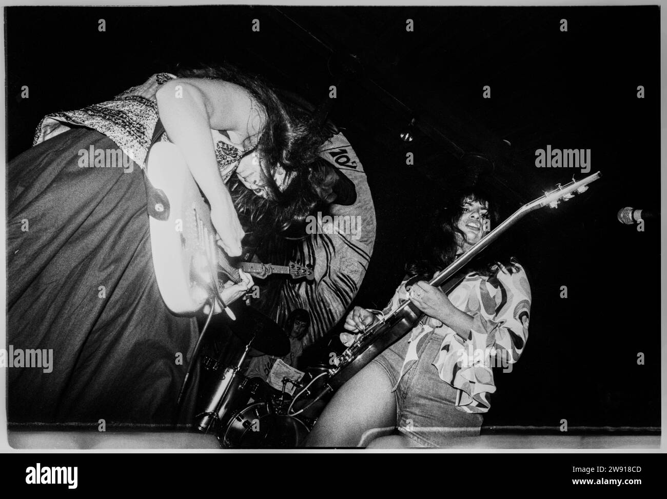 VOODOO QUEENS, BRISTOL FLEECE, 1993: El cantante y guitarrista Anjali Bhatia de The Voodoo Queens tocan Bristol Fleece y Firkin en Bristol, Inglaterra, Reino Unido el 28 de julio de 1993. Foto: Rob Watkins. INFORMACIÓN DE LA BANDA: The Voodoo Queens, una banda británica de indie punk formada a principios de los 90, fue dirigida por Anjali Bhatia. Su música enérgica y feminista, incluyendo el riotous single 'Supermodel-superficial', trajo una mezcla única de punk y pop, convirtiéndolos en una presencia notable en la escena de música alternativa de Riot Grrrl. Foto de stock