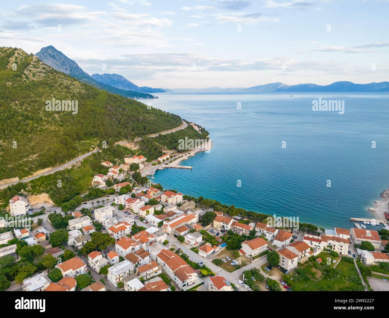 Croacia, Condado de Split-Dalmacia, Drvenik, Vista aérea de la aldea costera Foto de stock