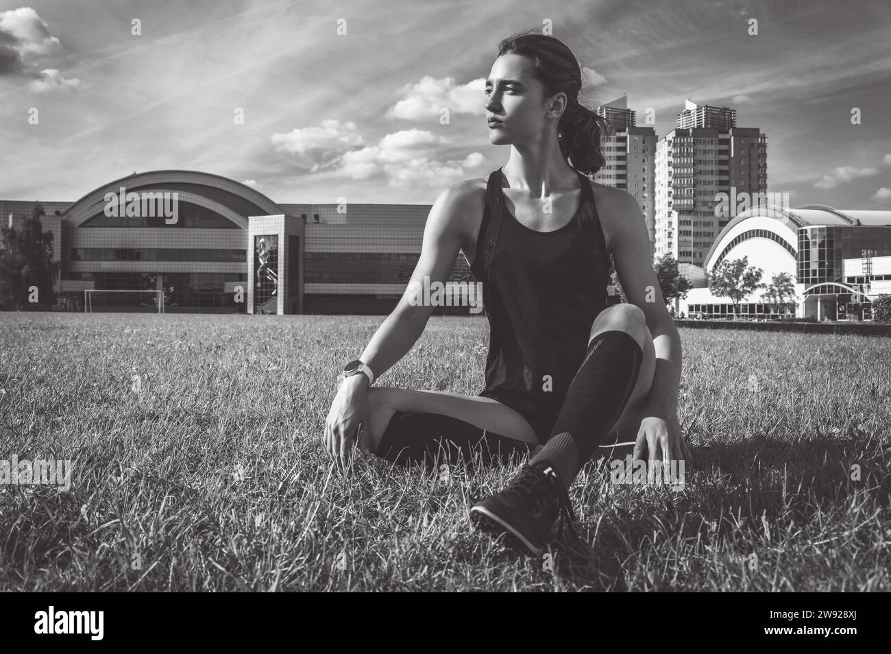 El jugador de fútbol está descansando en el campo de fútbol. Concepto de deportes. Medios mixtos Foto de stock