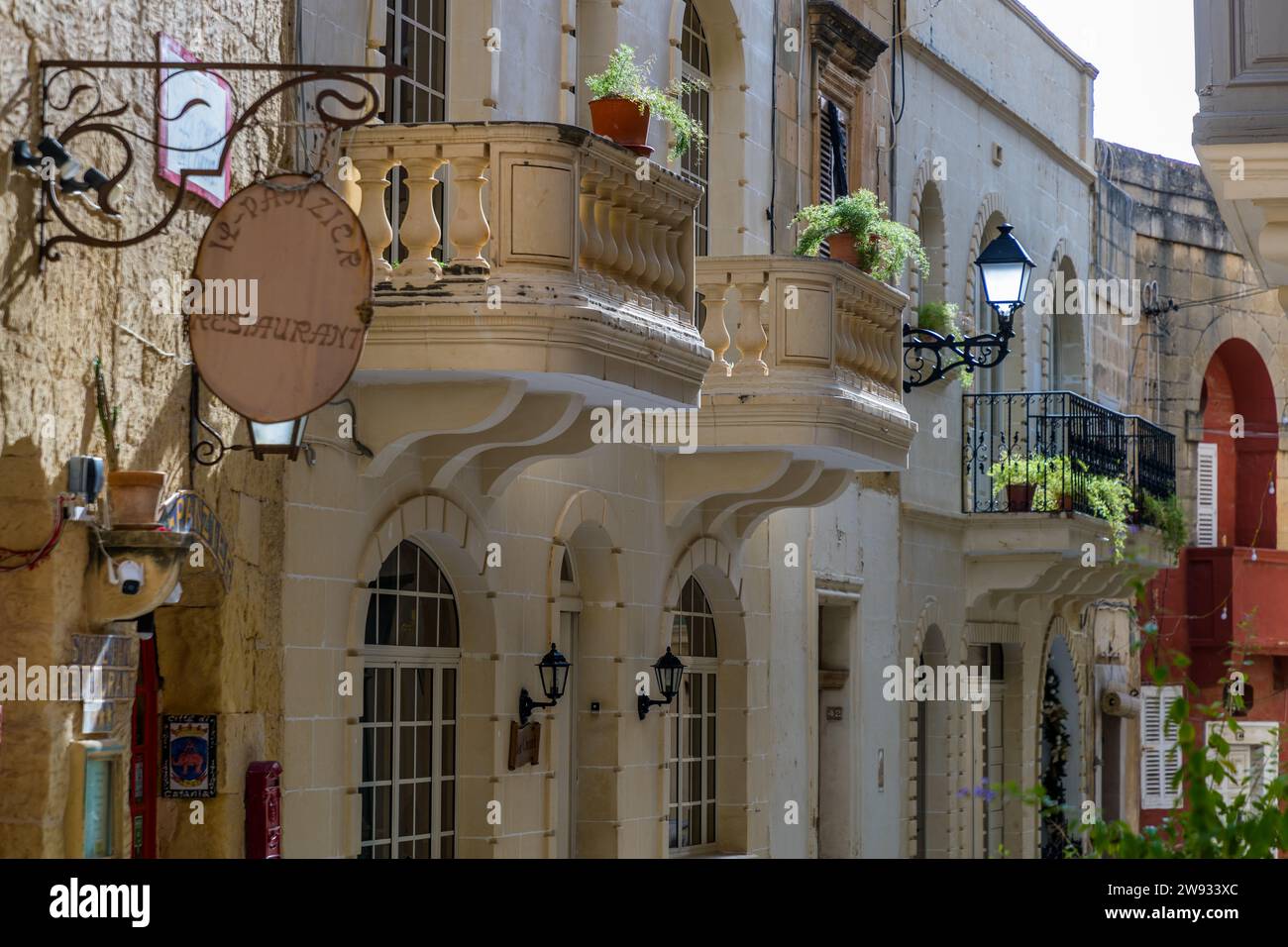 En las calles de la capital de la isla de Gozo, Victoria, que es llamada Rabat por los habitantes Foto de stock