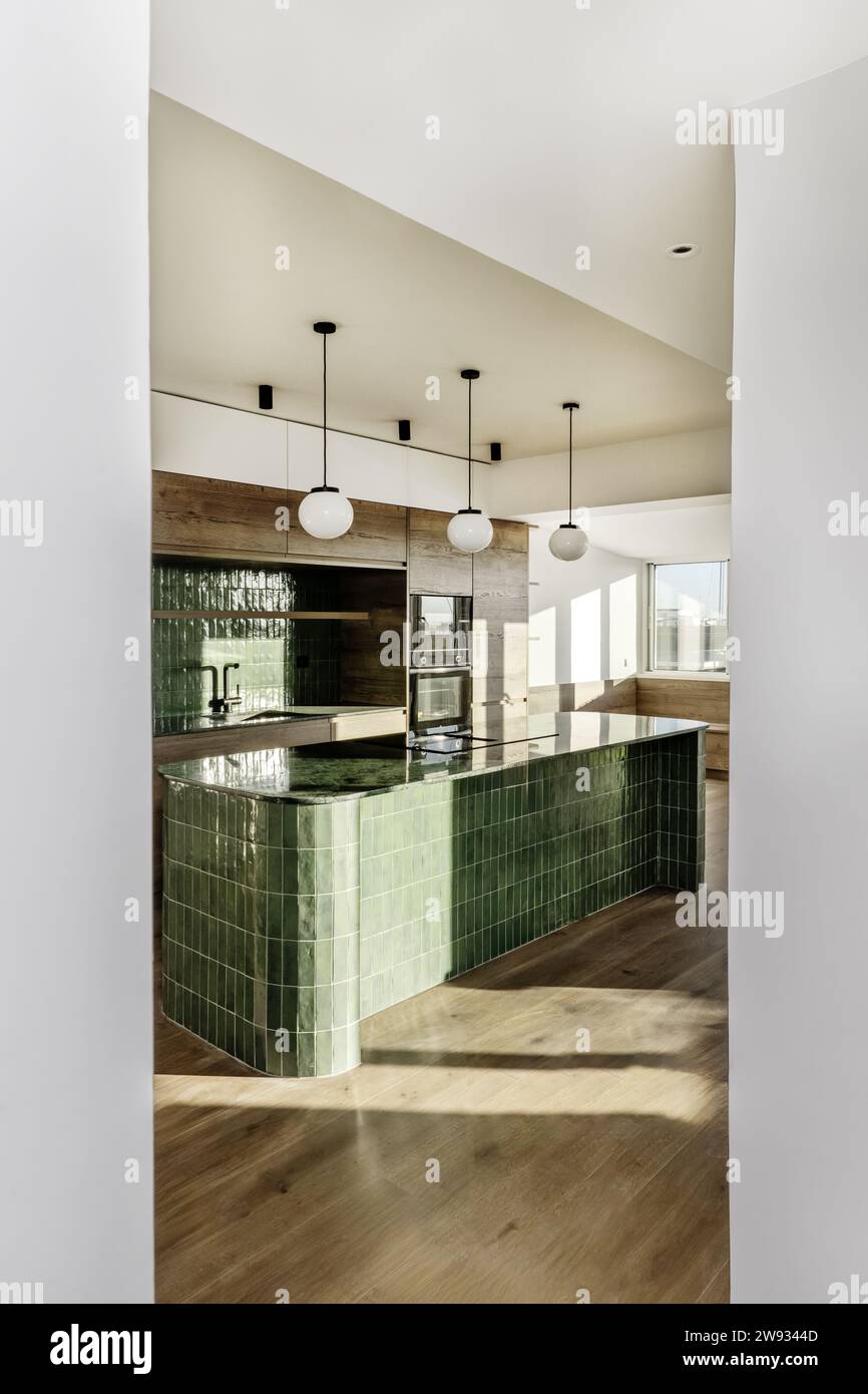 Una hermosa cocina con un diseño en blanco y mármol, un piso de mármol, una  puerta de horno abierta y un estante extraíble.