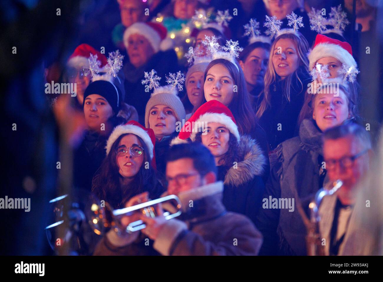 Teilnehmer des Südkurvenchor más adelante MitsingKonzert Loss mer Weihnachtsleeder singe im Teilnehmer des Südkurvenchor más adelante MitsingKonzert Loss mer Weihnachtsleeder singe im