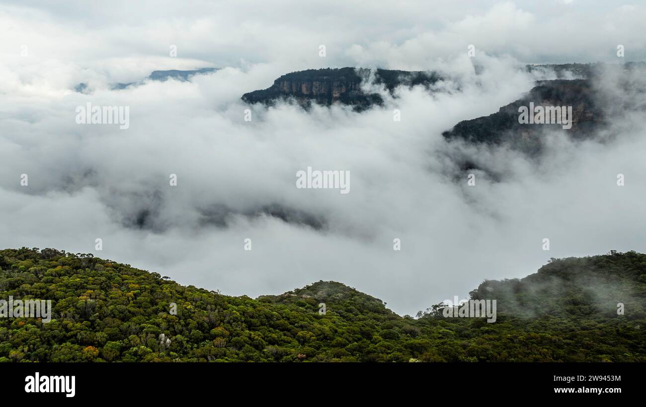 Niebla y niebla en las montañas Foto de stock