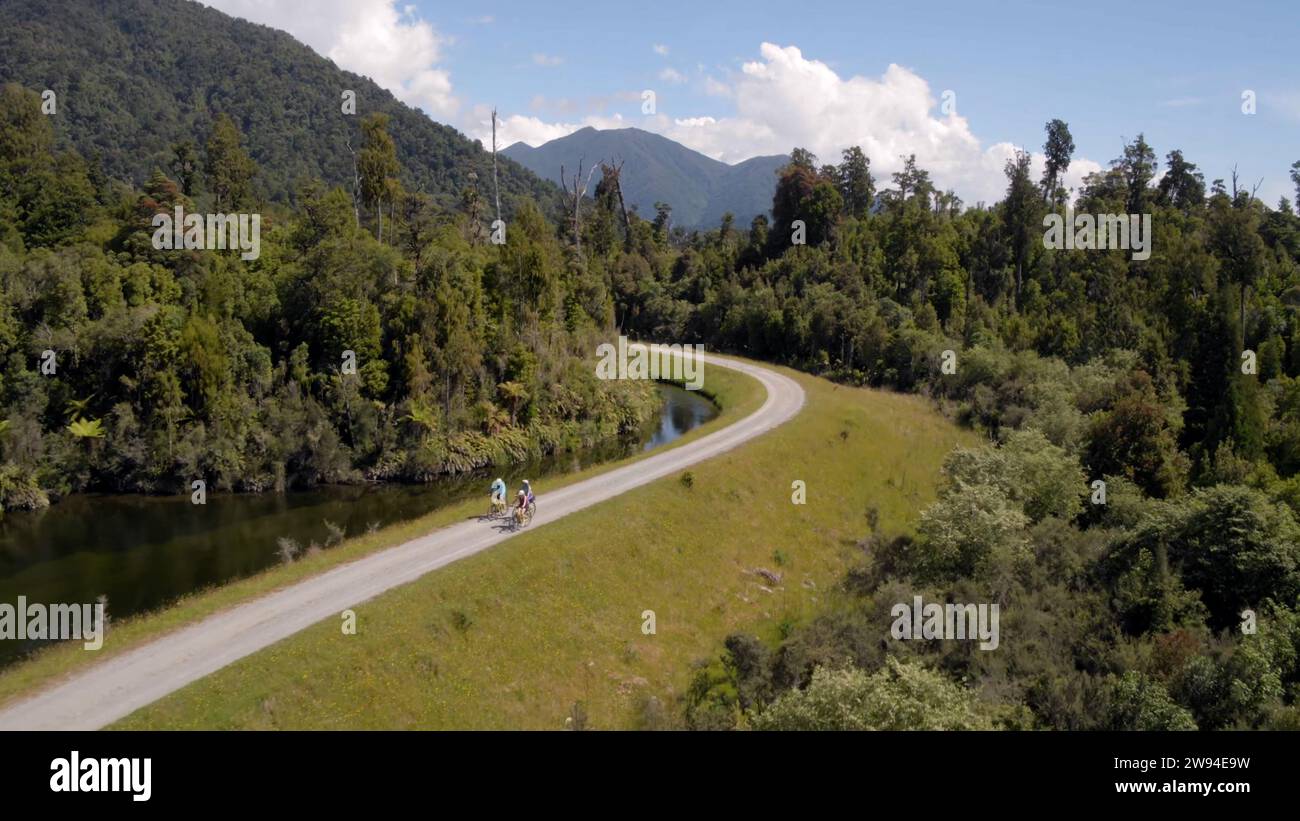 Sendero panorámico en bicicleta de montaña en los impresionantes Alpes donde las maravillas de la naturaleza se desarrollan en todo su esplendor Foto de stock