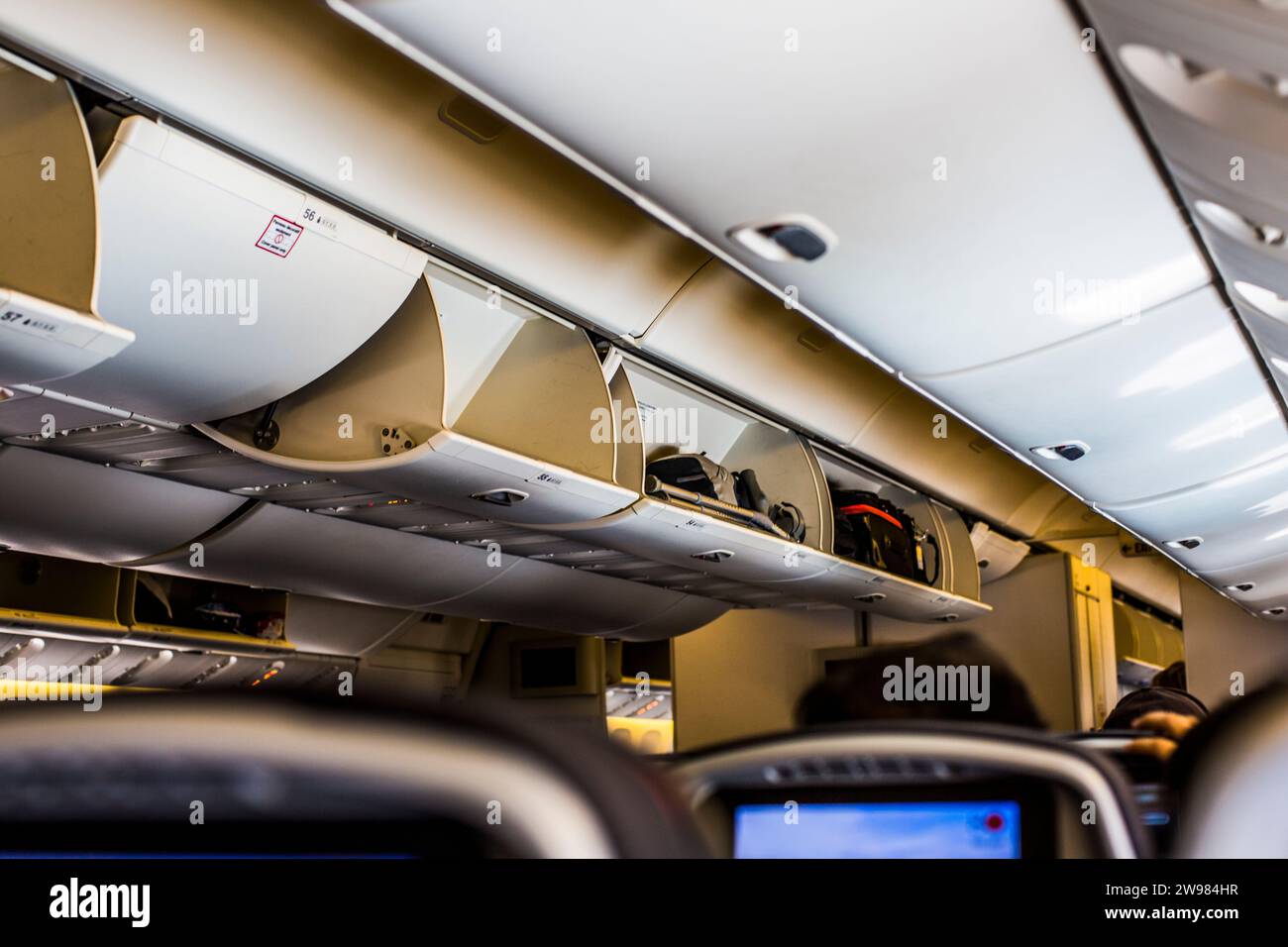 Contenedores de equipaje en el avión Foto de stock