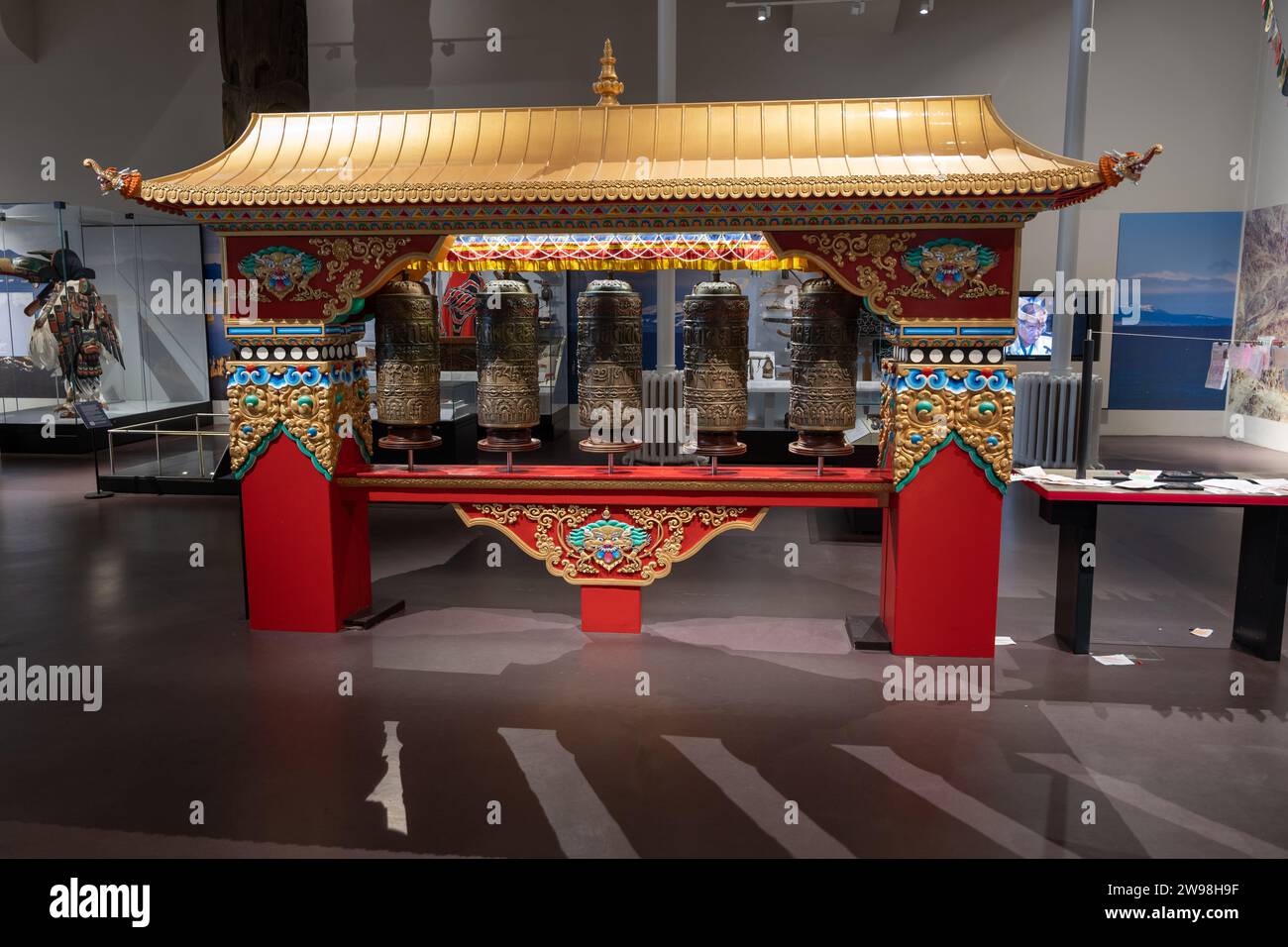 Casa de rueda de oración tibetana en el Museo Nacional de Escocia en Edimburgo, Escocia, Reino Unido. La casa de ruedas de oración se hizo en el centro del monasterio Kagyu Samye Ling Foto de stock