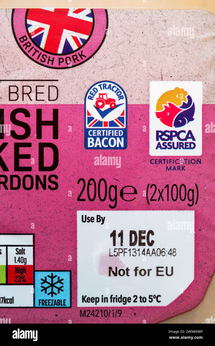Un paquete de Co-Op Outdoor Bred British Smoked Bacon Lardons con una etiqueta no para la UE. Foto de stock