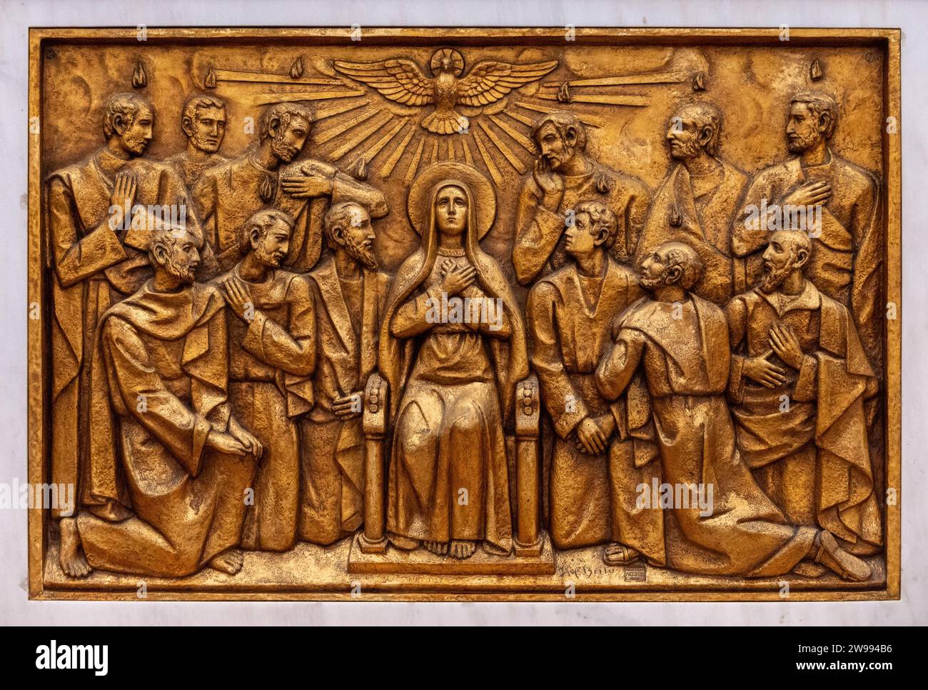 El Descenso del Espíritu Santo – Tercer Misterio Glorioso. Una escultura en relieve en la Basílica de Nuestra Señora del Rosario de Fátima en Fátima, Portugal. Foto de stock