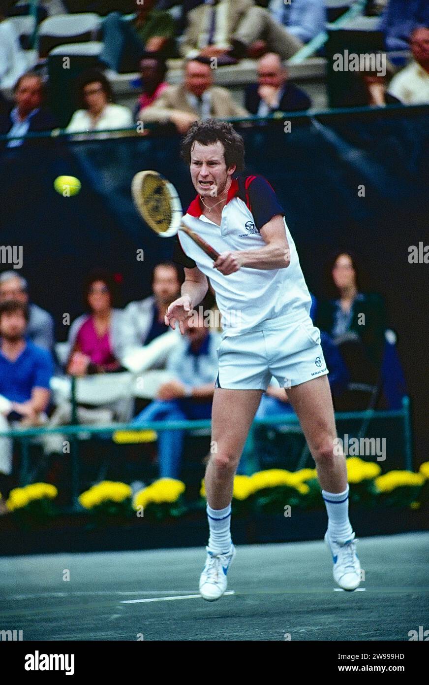 John McEnroe (EE.UU.) compitiendo en el Torneo de Campeones del WCT 1982. Foto de stock