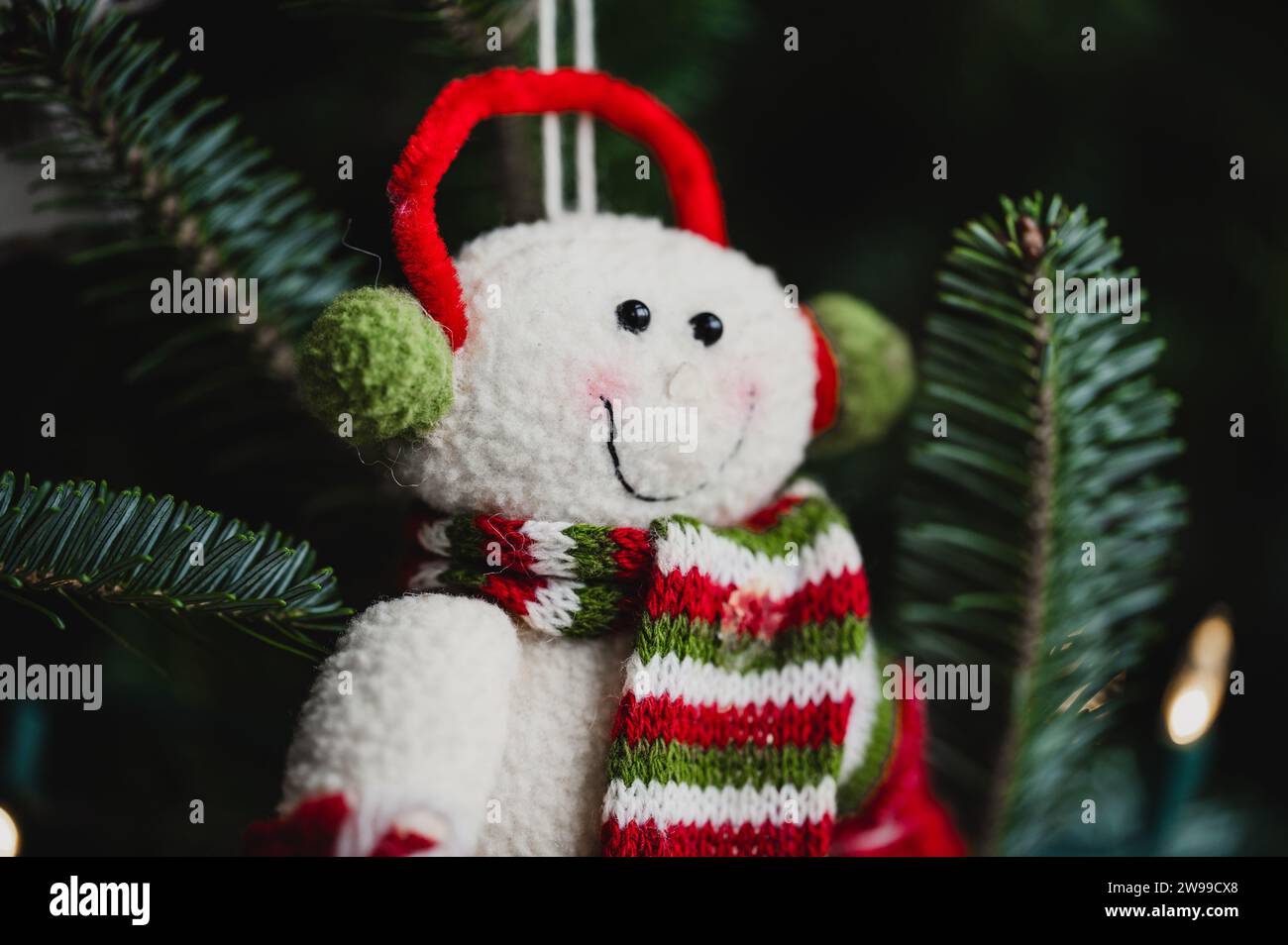 Un primer plano de una decoración festiva de animales de peluche, colgando de un árbol de Navidad Foto de stock