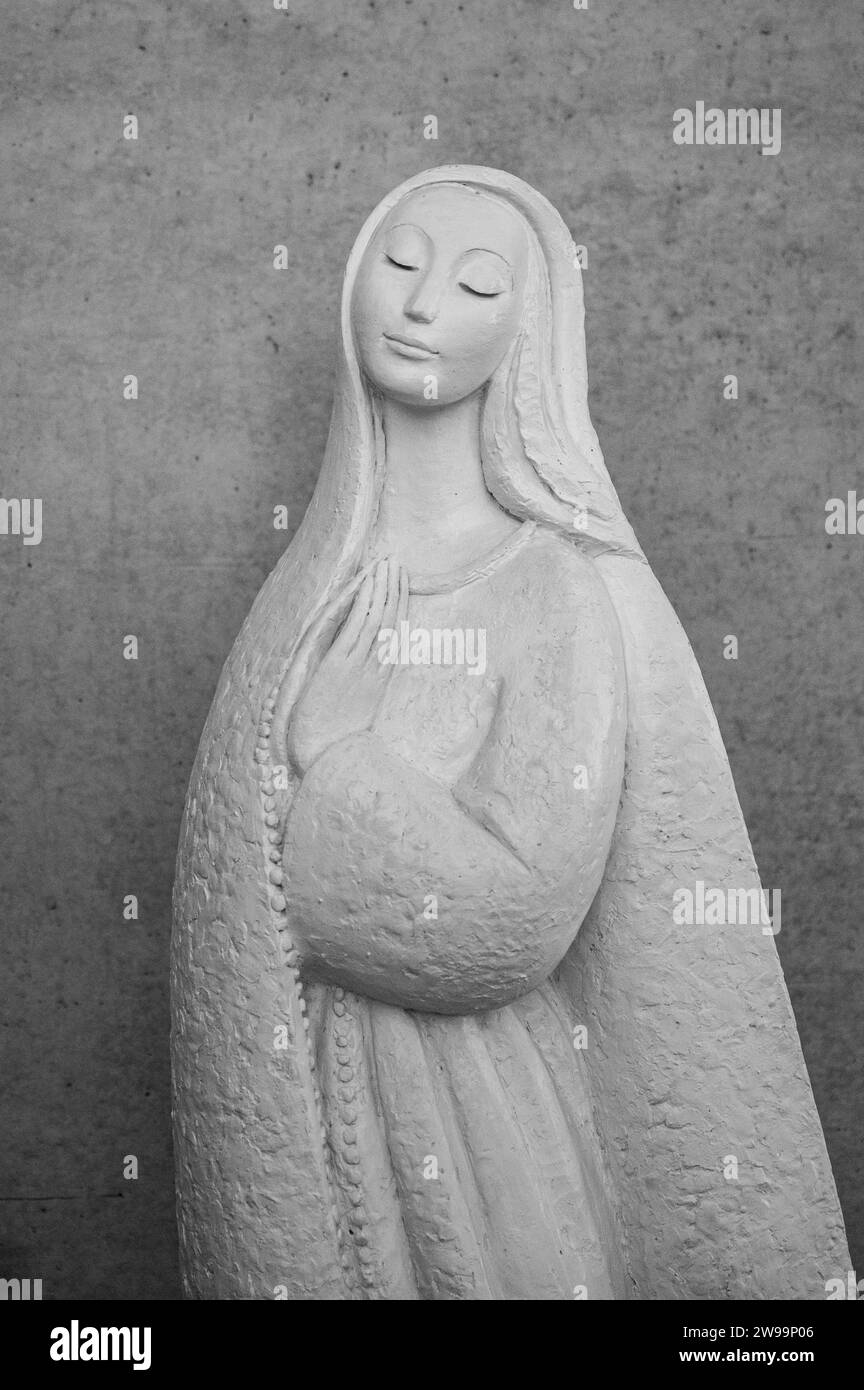 Una estatua de la Virgen María. Situado en el complejo de la Basílica de la Santísima Trinidad en el Santuario de Fátima, Portugal. Foto de stock