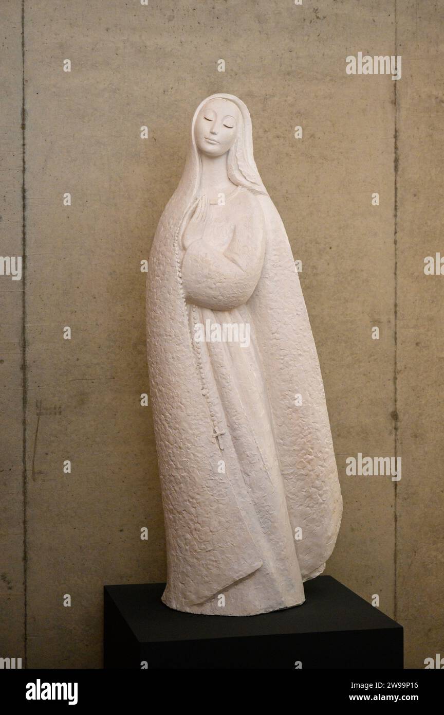 Una estatua de la Virgen María. Situado en el complejo de la Basílica de la Santísima Trinidad en el Santuario de Fátima, Portugal. Foto de stock