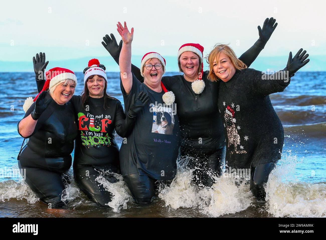 26 de diciembre de 23. Ayr, Reino Unido. Más de 130 nadadores del Día del Boxeo participaron en el anual 'Loonie Dook' en la playa de Ayr y en el Firth of Clyde, para recaudar fondos para la caridad Ayrshire Cancer Support. El evento esperaba recaudar más de 30.000 libras esterlinas que en los últimos años a través del patrocinio y las donaciones. Crédito: Findlay/Alamy Live News Foto de stock