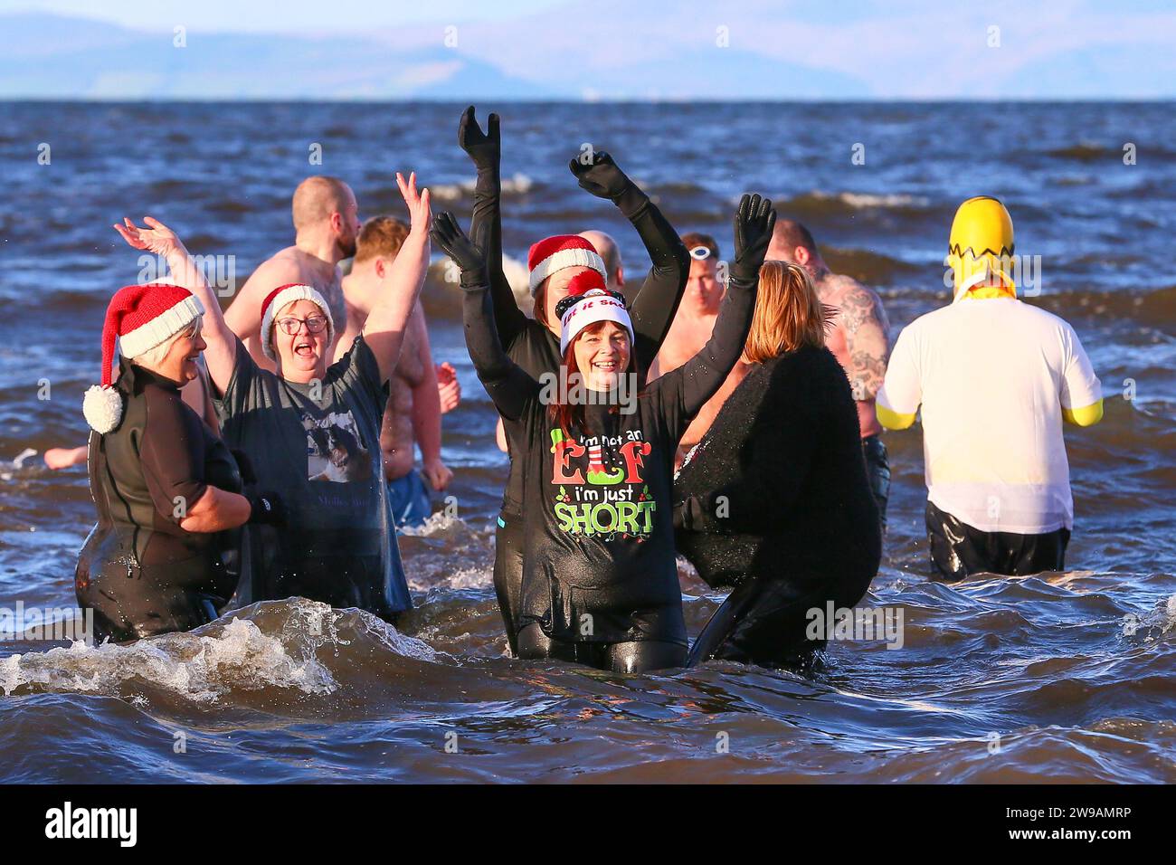 26 de diciembre de 23. Ayr, Reino Unido. Más de 130 nadadores del Día del Boxeo participaron en el anual 'Loonie Dook' en la playa de Ayr y en el Firth of Clyde, para recaudar fondos para la caridad Ayrshire Cancer Support. El evento esperaba recaudar más de 30.000 libras esterlinas que en los últimos años a través del patrocinio y las donaciones. Crédito: Findlay/Alamy Live News Foto de stock