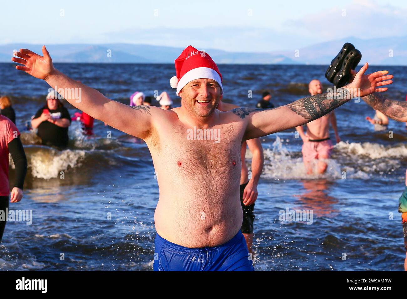 26 de diciembre de 23. Ayr, Reino Unido. Más de 130 nadadores del Día del Boxeo participaron en el anual 'Loonie Dook' en la playa de Ayr y en el Firth of Clyde, para recaudar fondos para la caridad Ayrshire Cancer Support. El evento esperaba recaudar más de 30.000 libras esterlinas que en los últimos años a través del patrocinio y las donaciones. Crédito: Findlay/Alamy Live News Foto de stock