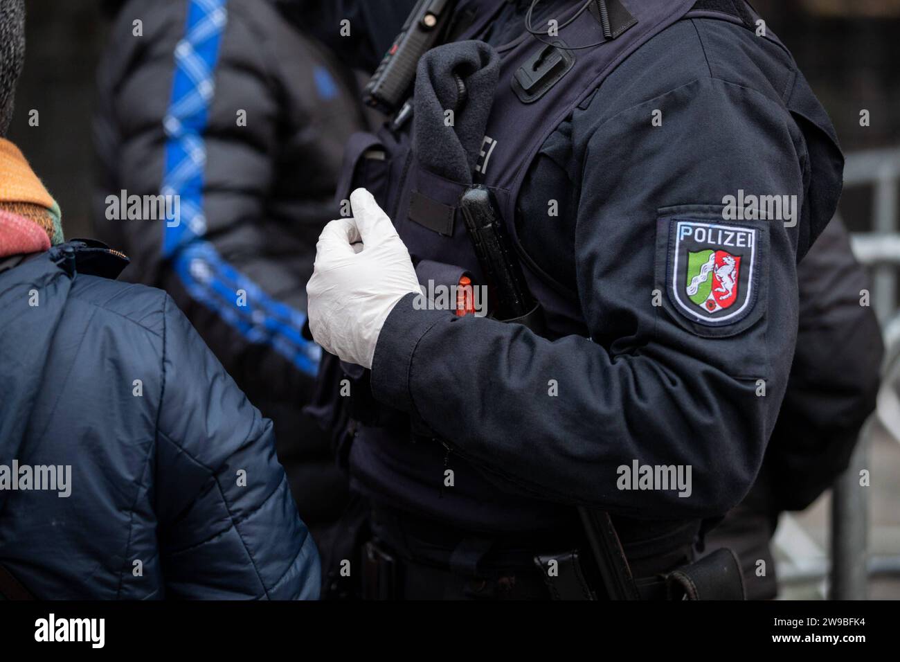 Sicherheitsmaßnahmen am Kölner Dom die Polizisten stehen neben Zelten, wo Besucher und