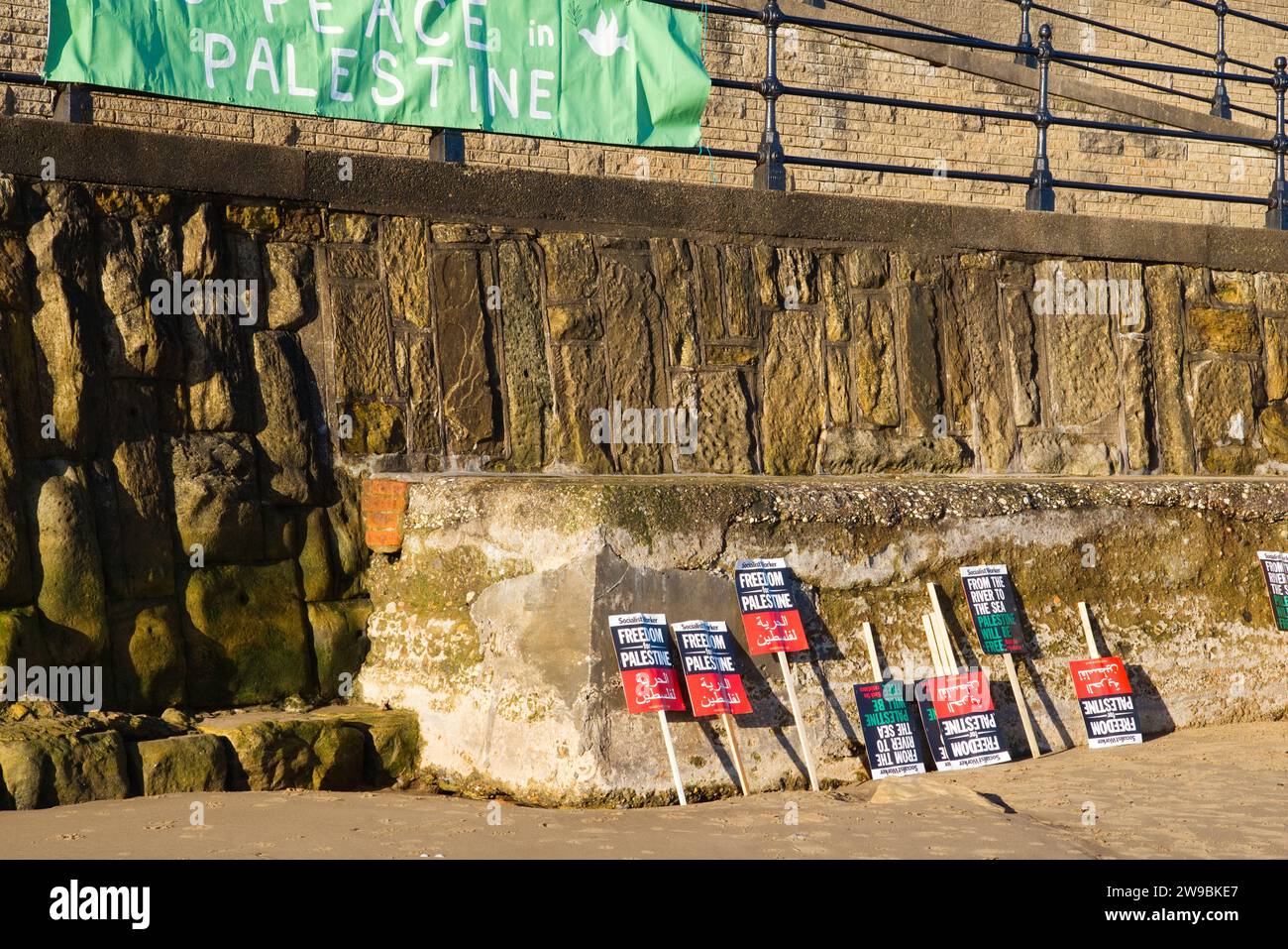 Pancartas de protesta palestinas libres en la playa de Scarborough Foto de stock