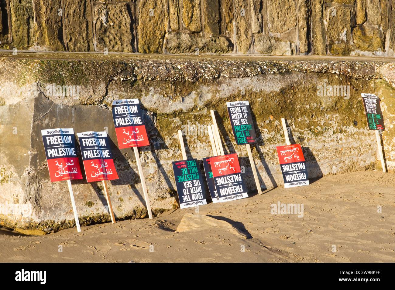 Pancartas de protesta palestinas libres en la playa de Scarborough Foto de stock