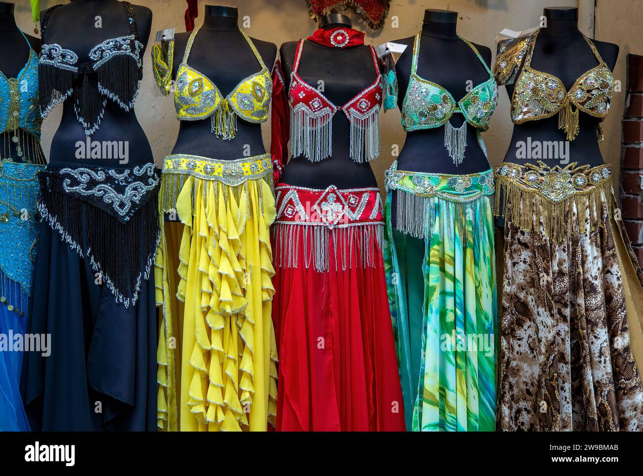 Disfraz bailarina bailando en frente de la antigua muralla de la ciudad con  hermosos vestidos Fotografía de stock - Alamy