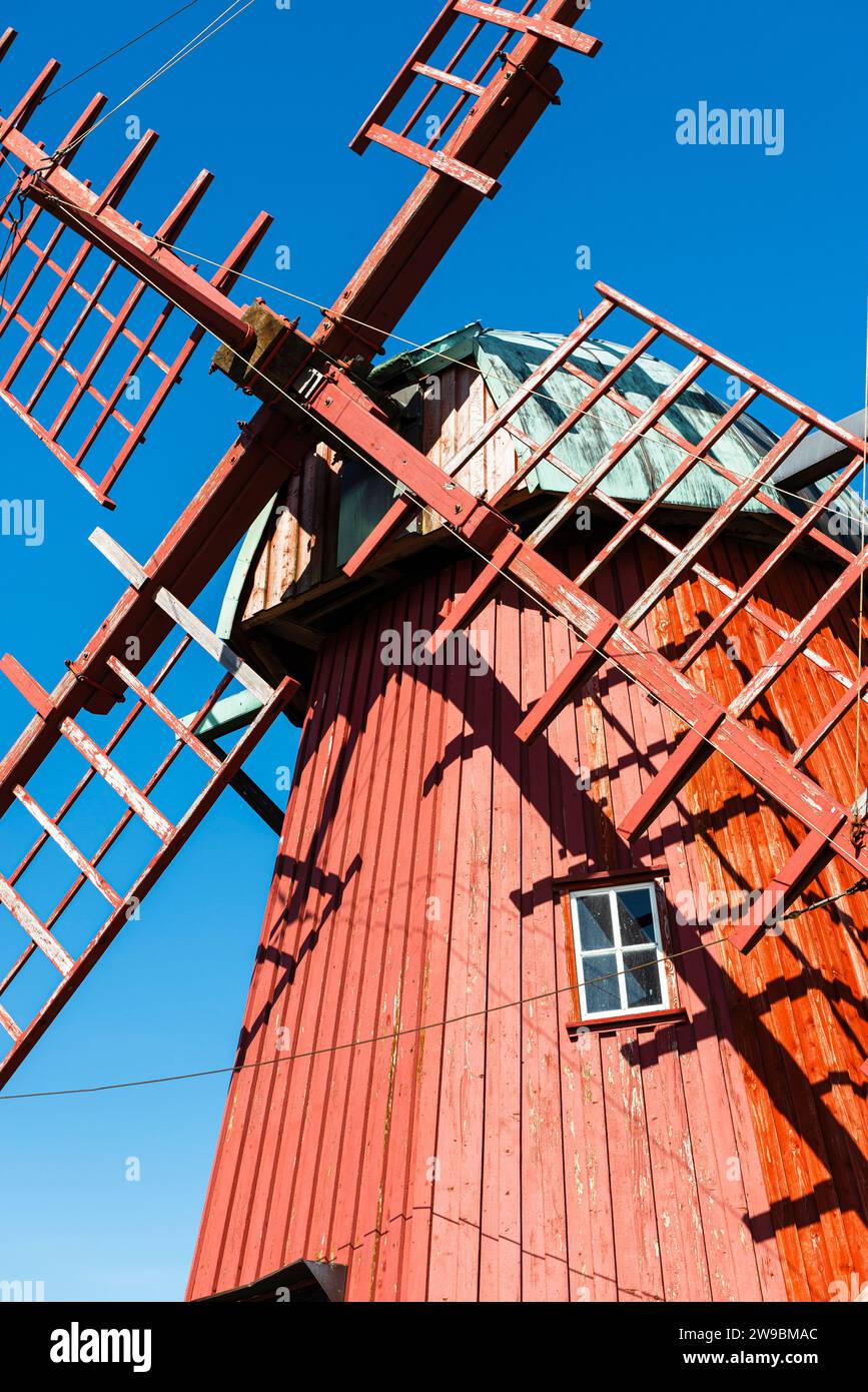 Molino de viento rojo histórico en Mollösund en la isla de Orust en el