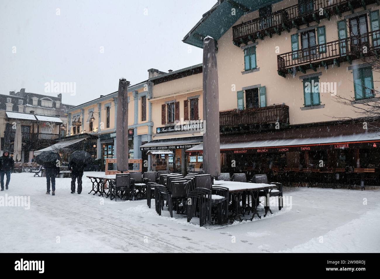 Chamonix, Francia - 9 de diciembre de 2022. Nevadas de diciembre en Chamonix Centre-ville, estación de los alpes franceses, Haute Savoie , Francia Foto de stock