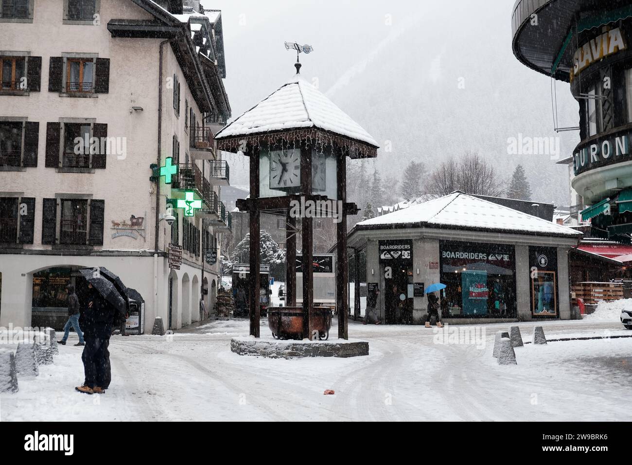 Chamonix, Francia - 9 de diciembre de 2022. Nevadas de diciembre en Chamonix Centre-ville, estación de los alpes franceses, Haute Savoie , Francia Foto de stock