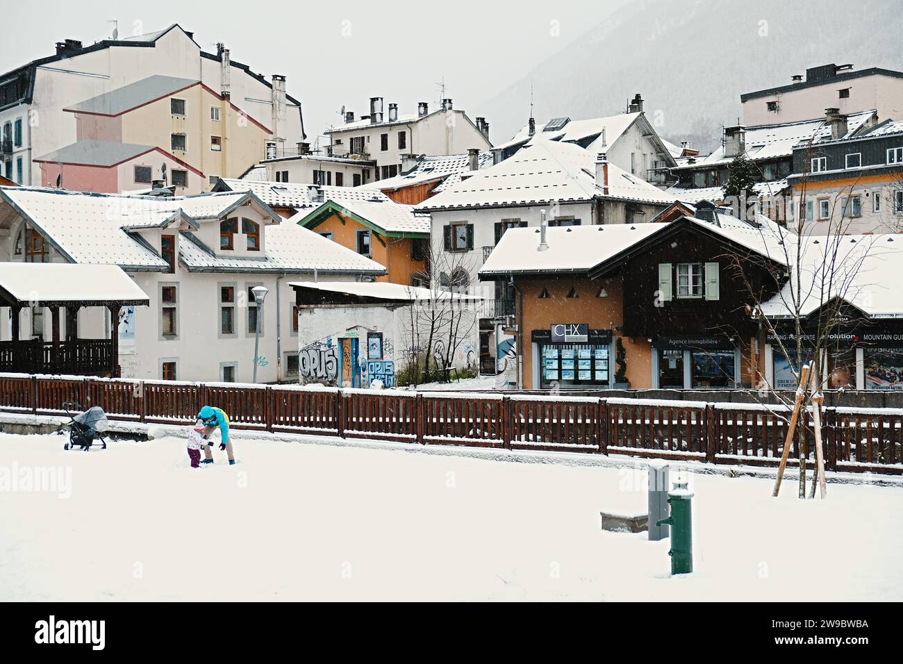 Chamonix, Francia - 9 de diciembre de 2022. Nevadas de diciembre en Chamonix Centre-ville, estación de los alpes franceses, Haute Savoie , Francia Foto de stock