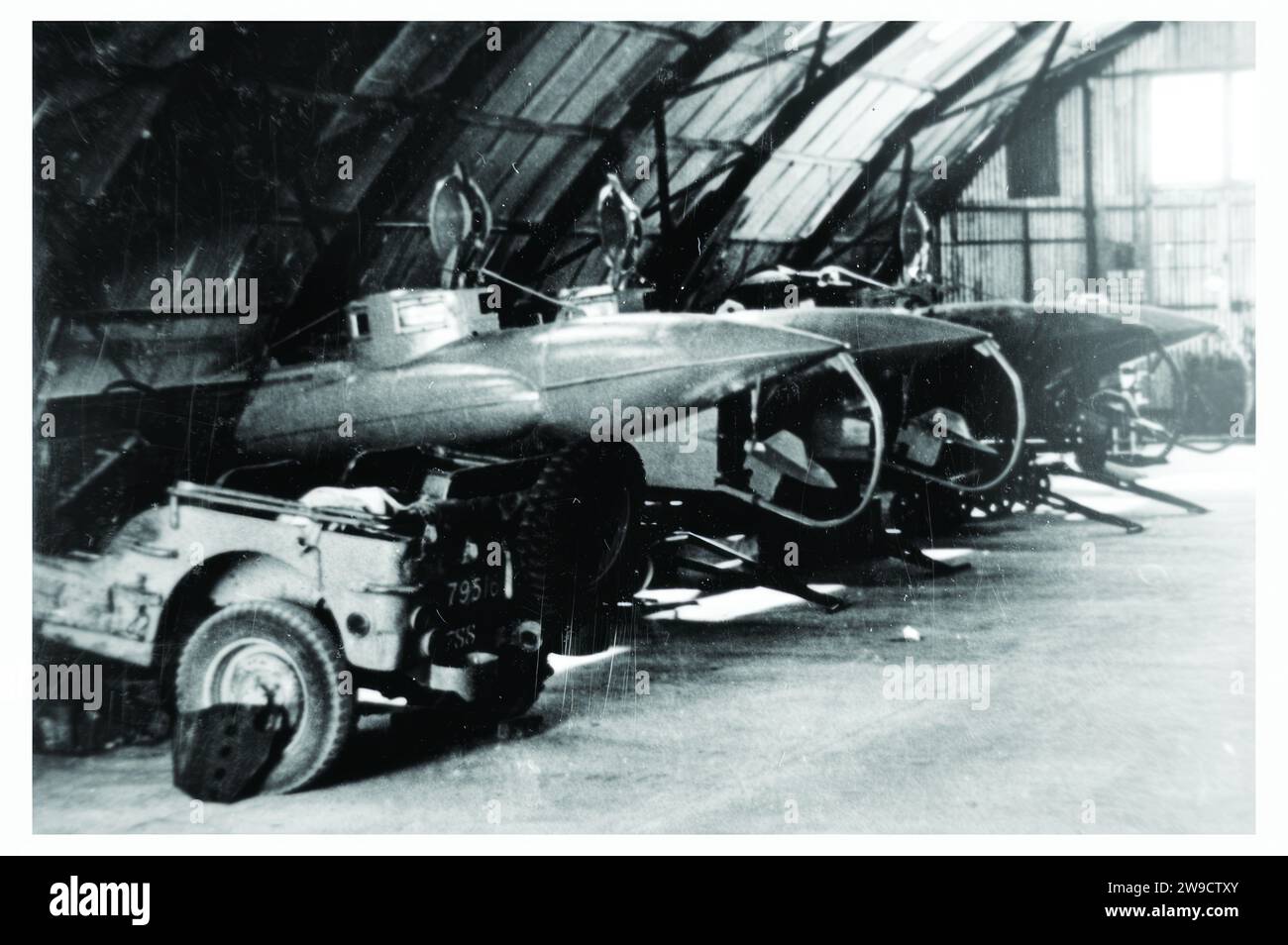 Mini submarinos Welman 1-man en sus remolques en el hangar en Careening Bay Camp en Garden Island en Australia Occidental. Jeep en primer plano se utilizó para transportar los remolques hacia y desde el muelle. Foto de stock