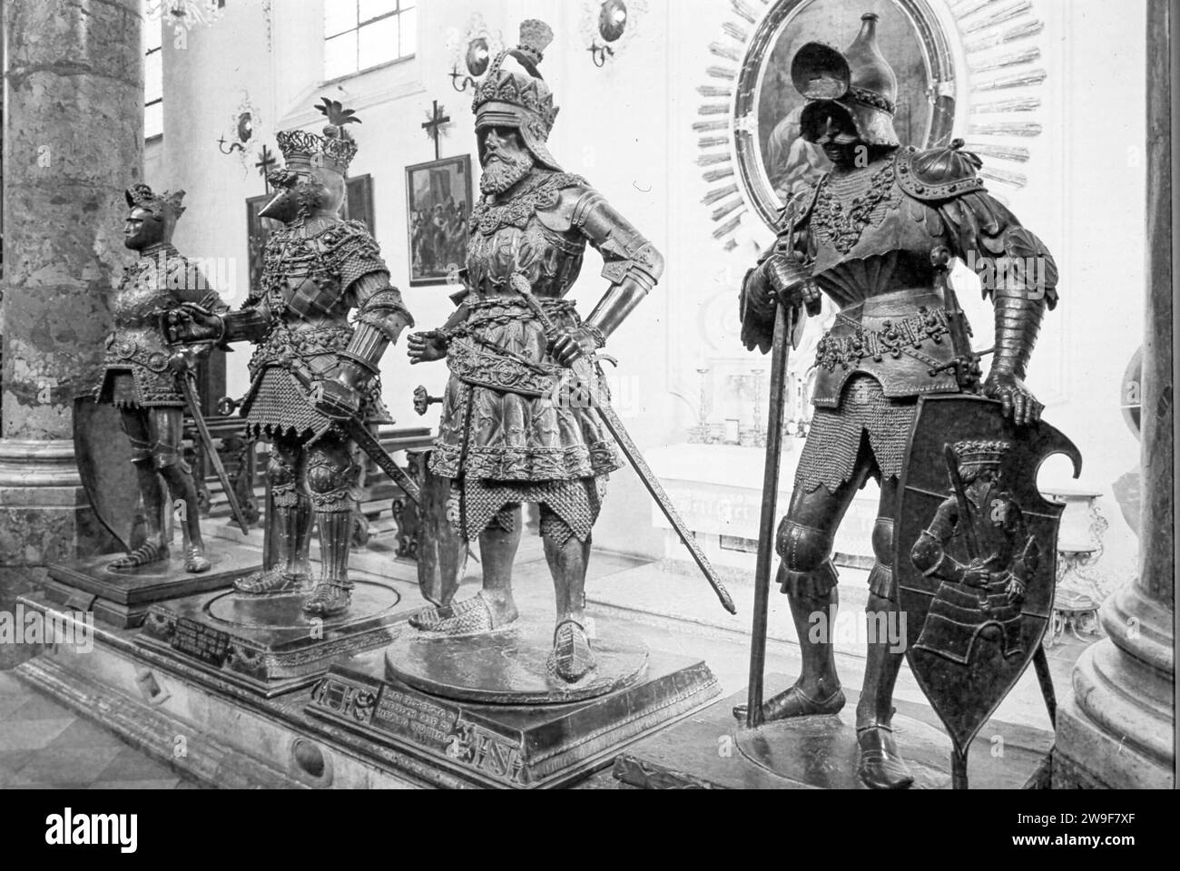Innsbruck, Austria. Hofkirche (Iglesia de la Corte), 1513. Estatuas de bronce: Arturus, Fernando, Ernst, Teodorico Foto de stock