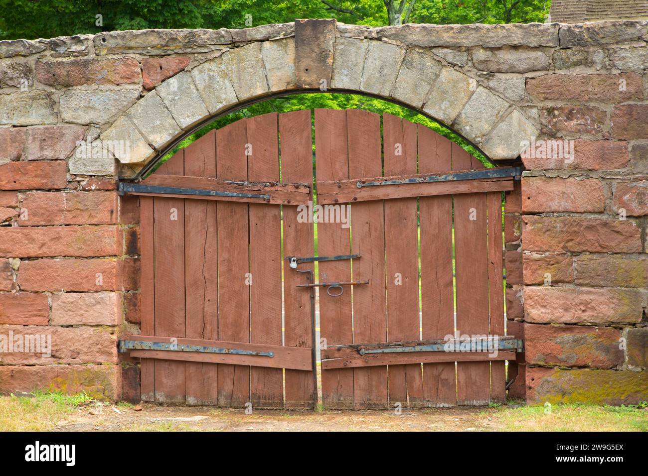 Entrada original, antigua prisión de puerta nueva y mina de cobre Reserva arqueológica, Connecticut Foto de stock