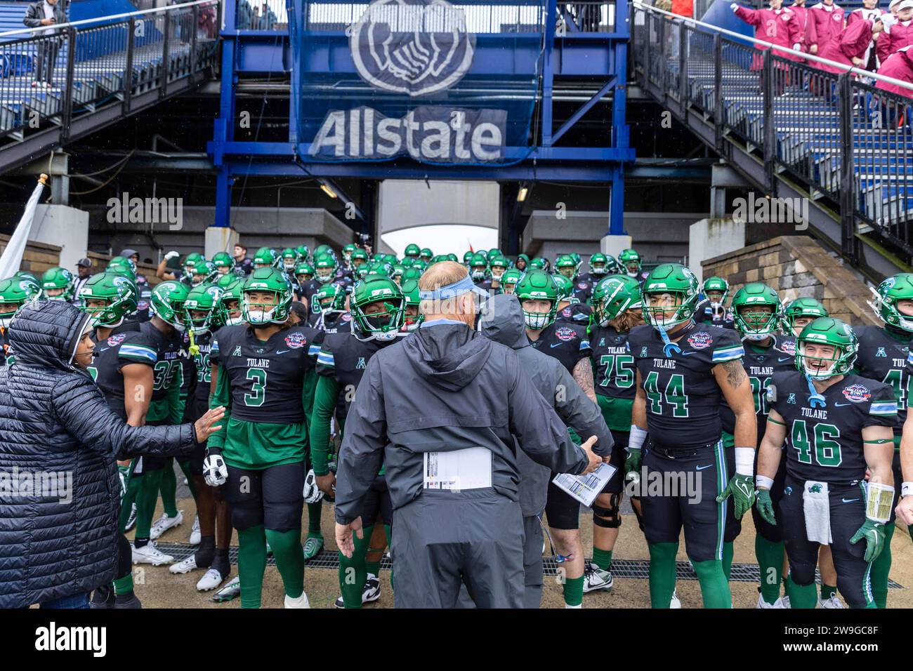 Annapolis, MD, EE.UU.. 27 de diciembre de 2023. El entrenador en jefe de la Ola Verde DE Tulane, SLADE NAGLE, 'CENTRO' y la Ola Verde se preparan para tomar el campo para el juego del Tazón Militar 2023 entre Virginia Tech y #23 Tulane Green Wave miércoles, DEC. 27 de septiembre de 2023; en el Navy-Marine Corps Memorial Stadium en Annapolis, Maryland (Imagen de crédito: © Saquan Stimpson/ZUMA Press Wire) ¡SOLO USO EDITORIAL! No para USO comercial! Foto de stock