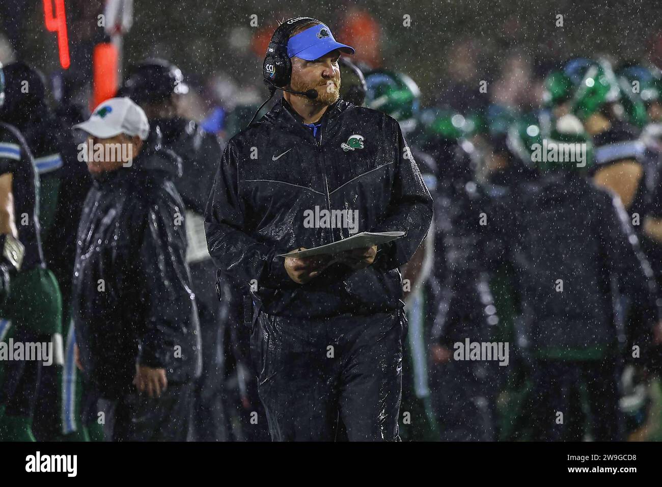 Annapolis, MD, EE.UU.. 27 de diciembre de 2023. El entrenador en jefe de la Ola Verde de Tulane, SLADE NAGLE, camina al margen durante el juego del Tazón Militar 2023 entre Virginia Tech y la Ola Verde # 23 de Tulane el miércoles, DEC. 27 de septiembre de 2023; en el Navy-Marine Corps Memorial Stadium en Annapolis, Maryland (Imagen de crédito: © Saquan Stimpson/ZUMA Press Wire) ¡SOLO USO EDITORIAL! No para USO comercial! Foto de stock